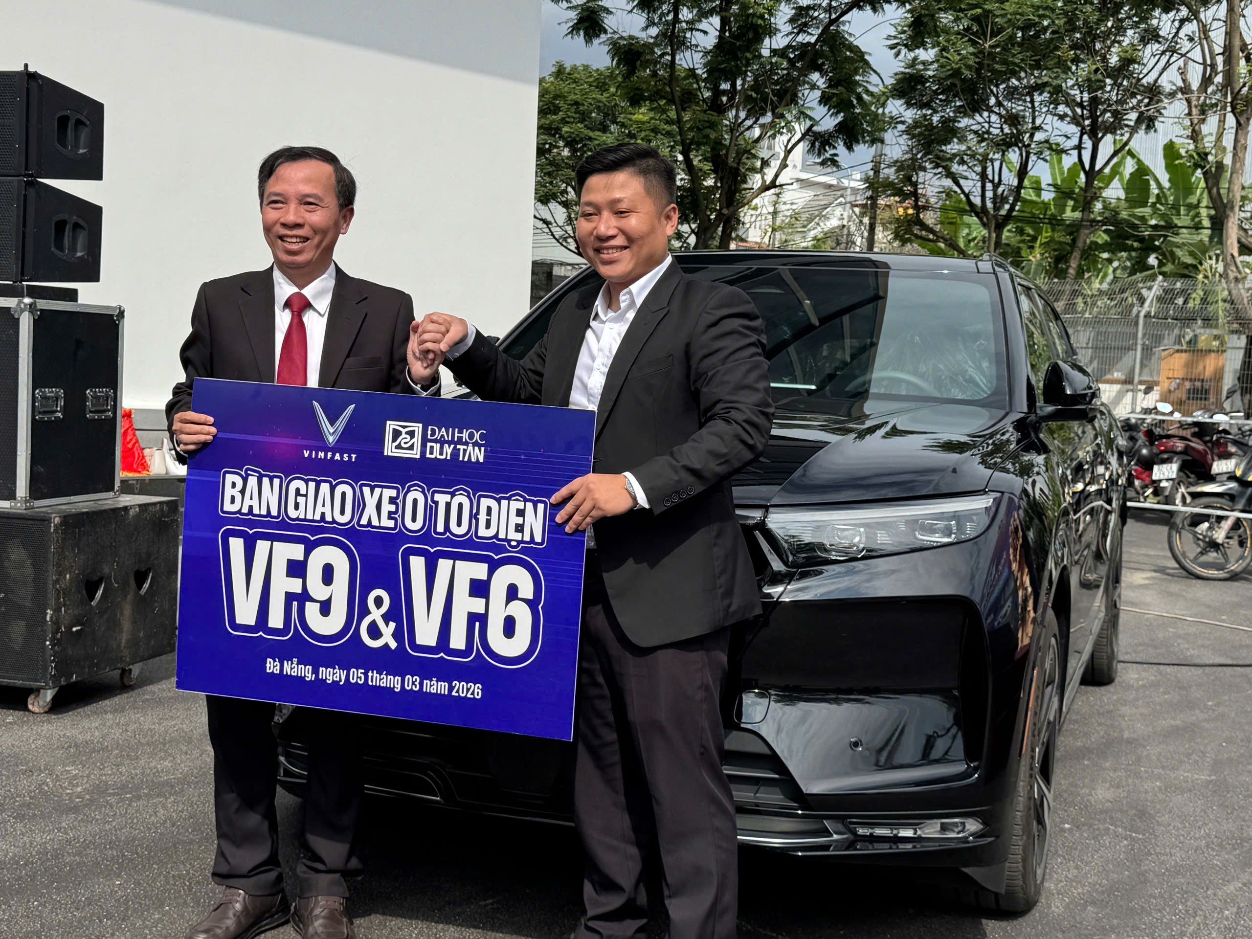 VinFast giao xe điện VF9 v&agrave; VF6 cho Đại học Duy T&acirc;n để sinh vi&ecirc;n thực h&agrave;nh - Ảnh 1.