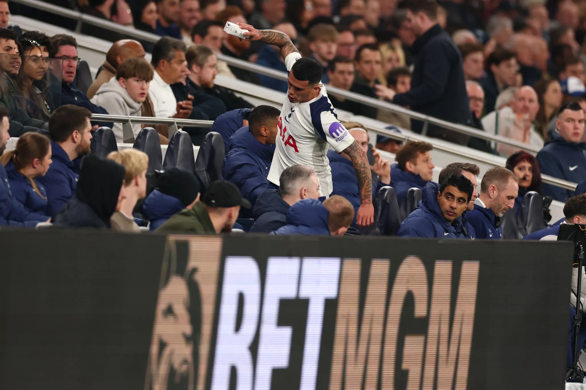 Trụ cột Tottenham “nổi điên” khi bị thay ra, CĐV đòi “tống khứ” - Ảnh 1.
