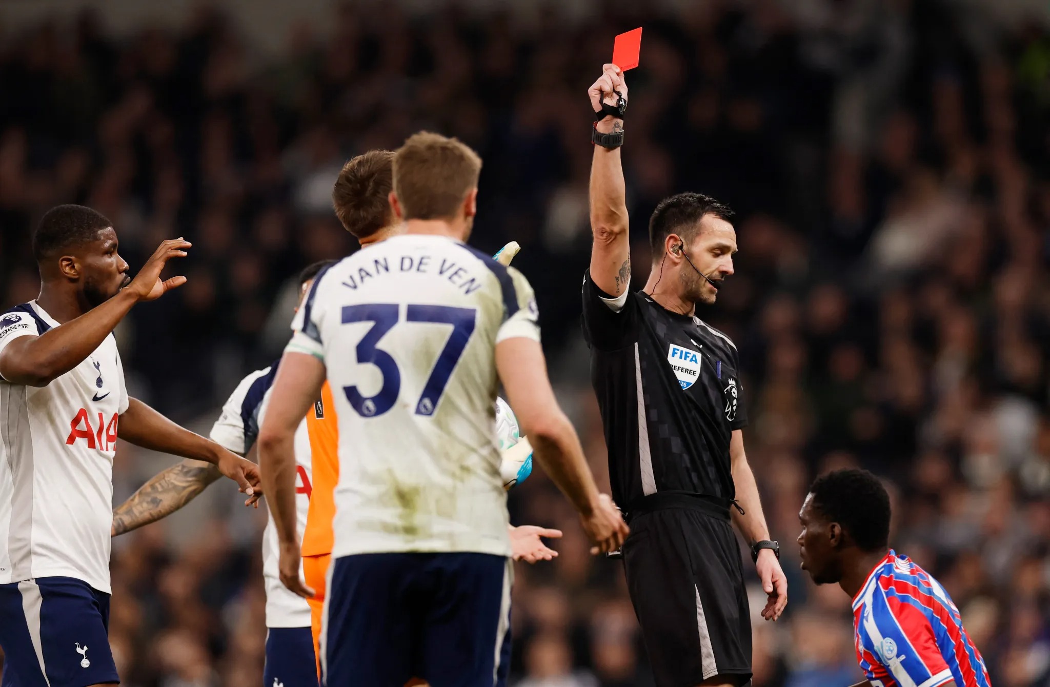 Trụ cột Tottenham “nổi điên” khi bị thay ra, CĐV đòi “tống khứ” - Ảnh 2.