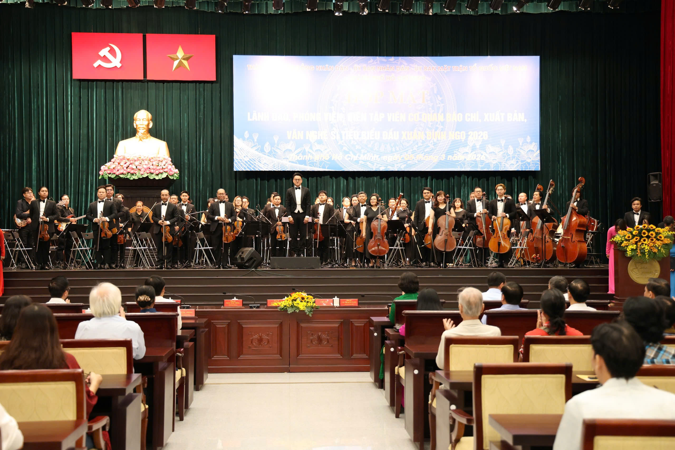 Ca sĩ Anh T&uacute; x&uacute;c động tại họp mặt đầu năm: "T&ocirc;i tự h&agrave;o l&agrave; một ngọn nến của nghệ thuật" - Ảnh 5.