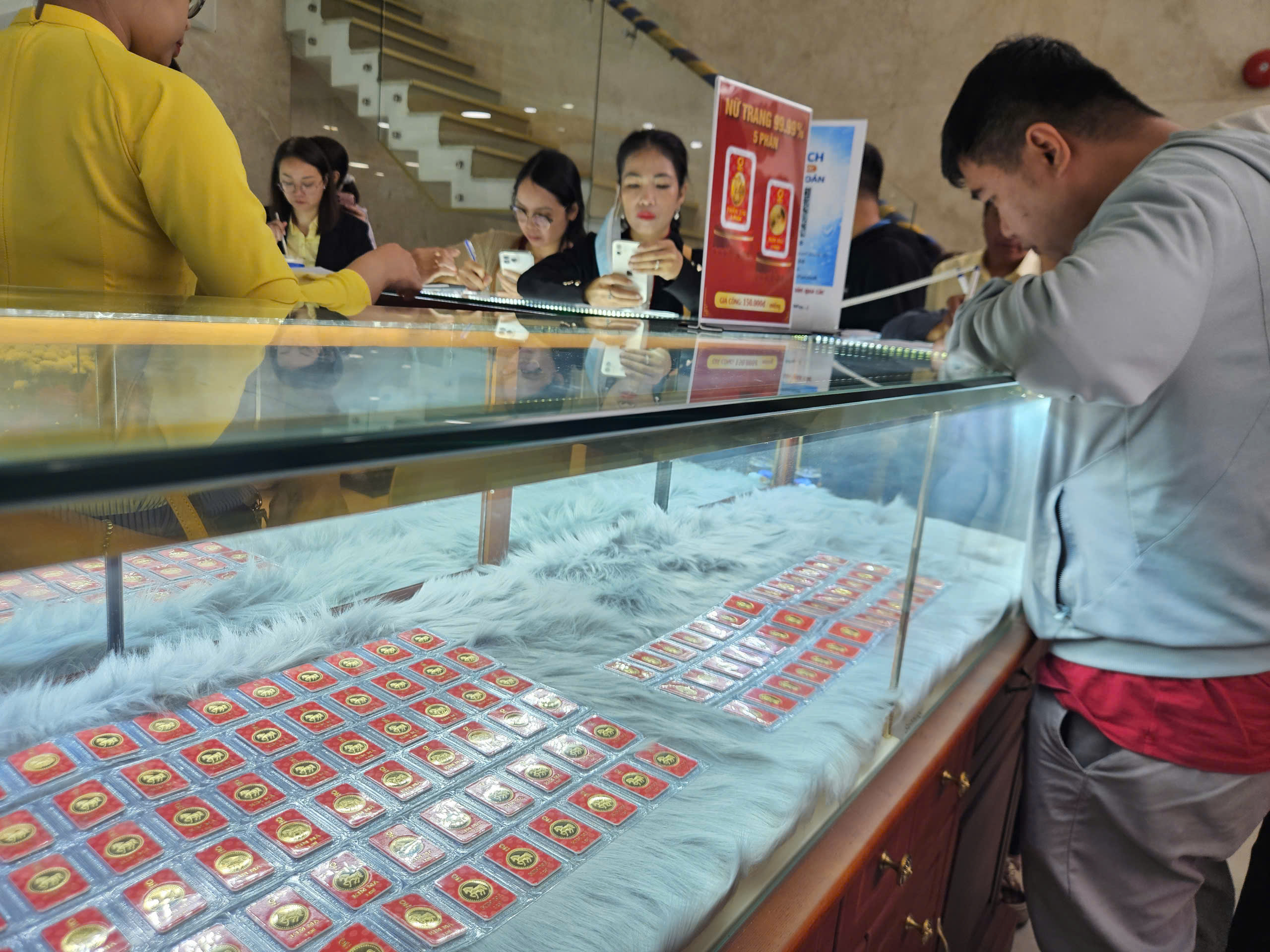 Giá vàng miếng SJC giảm mạnh hơn 6 triệu đồng trong vài ngày tháng 3 năm 2026 - Ảnh 2.