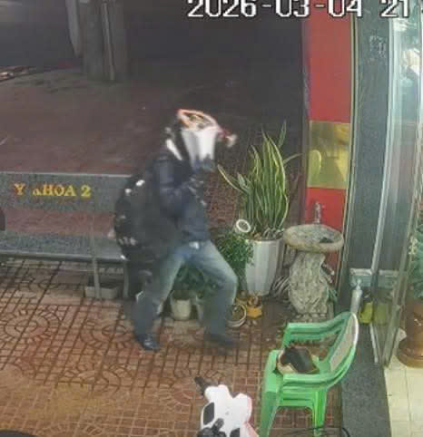Công an thông báo truy tìm người đàn ông bịt mặt, có hành động lạ tại tiệm vàng - Ảnh 1.