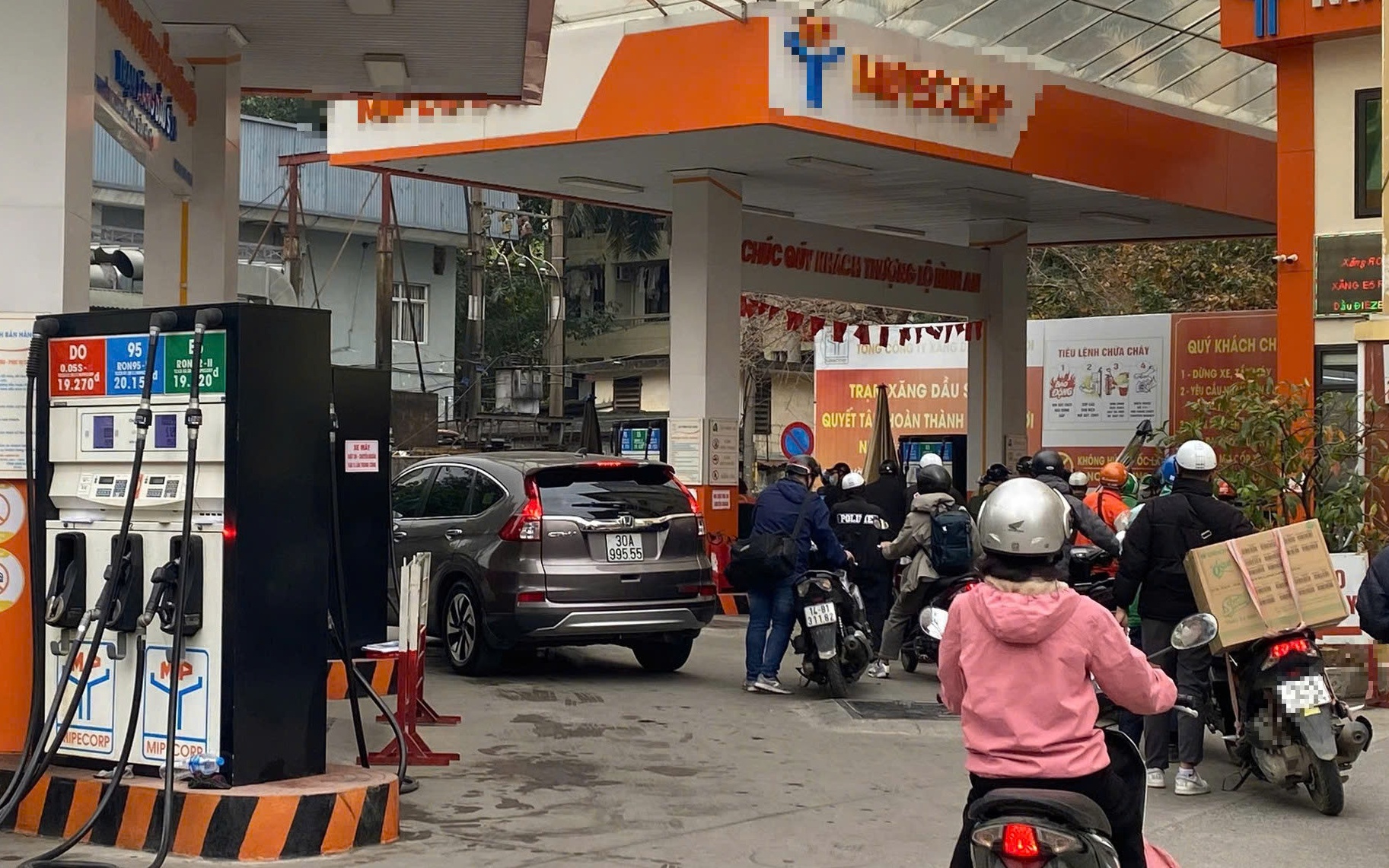 Giá xăng dầu tăng rất mạnh, có mặt hàng tăng tới hơn 7.100 đồng/lít