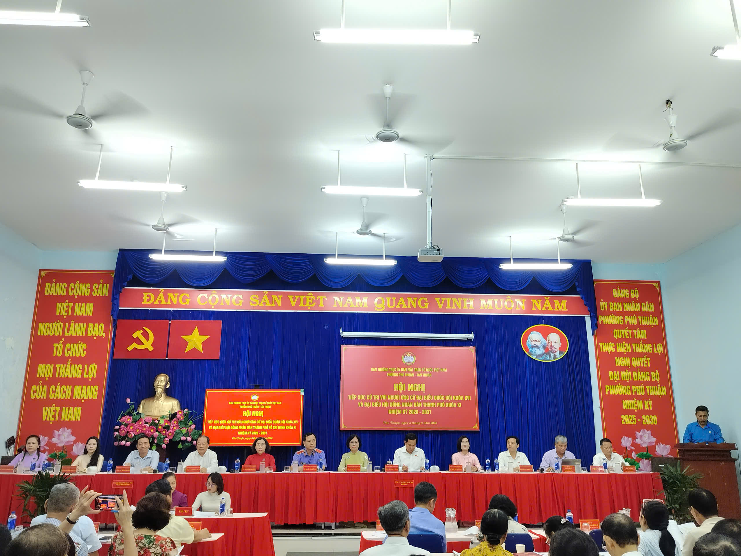 Tổng thư k&yacute; Quốc hội L&ecirc; Quang Mạnh v&agrave; c&aacute;c ứng cử vi&ecirc;n ĐBQH tiếp x&uacute;c cử tri tại TPHCM - Ảnh 1.