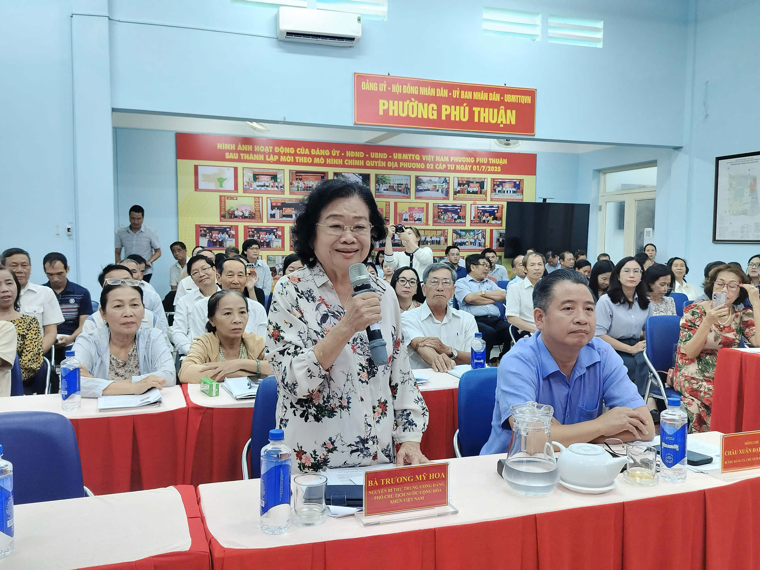 Tổng thư k&yacute; Quốc hội L&ecirc; Quang Mạnh v&agrave; c&aacute;c ứng cử vi&ecirc;n ĐBQH tiếp x&uacute;c cử tri tại TPHCM - Ảnh 4.
