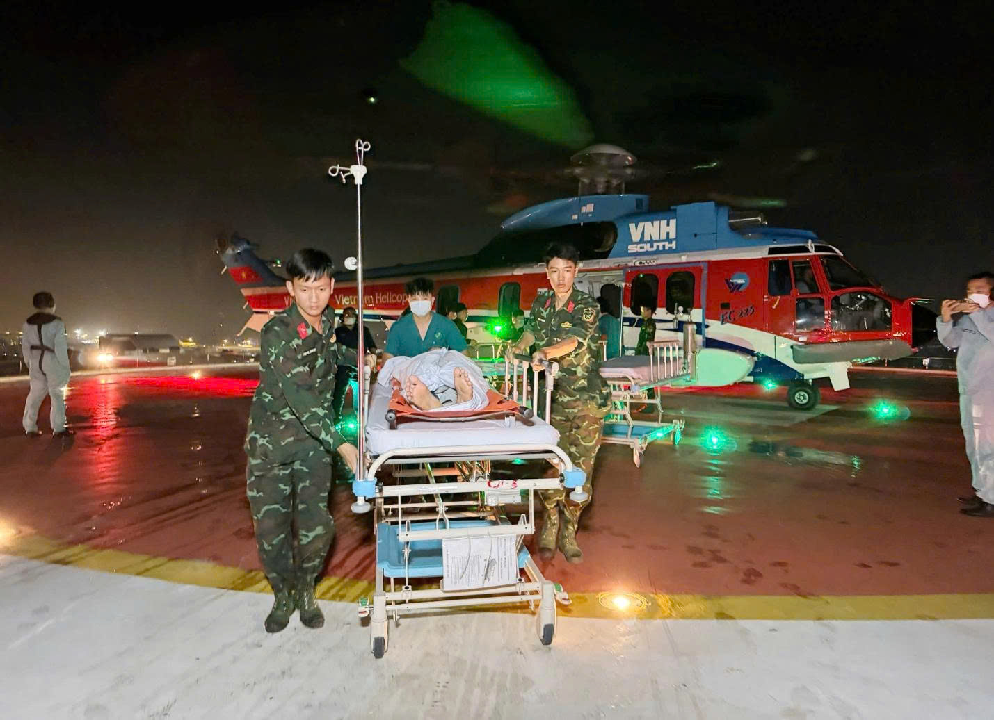 NGƯỜI THẦY THUỐC TRONG TÔI: Cứu người giữa trùng khơi - Ảnh 1.
