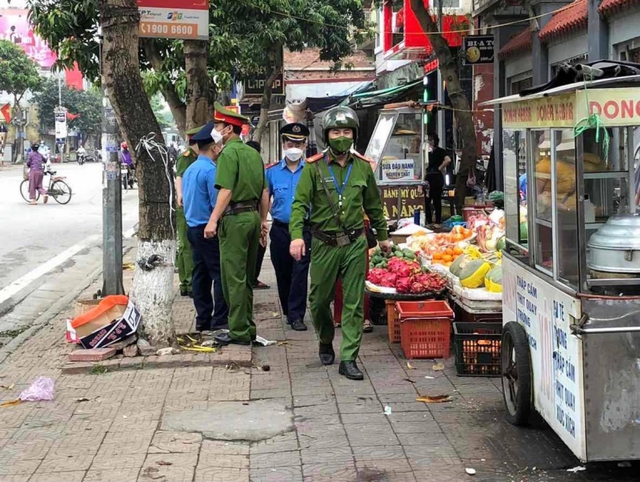 Gi&aacute;m đốc C&ocirc;ng an H&agrave; Nội y&ecirc;u cầu xử l&yacute; nghi&ecirc;m Trưởng C&ocirc;ng an phường nếu lấn chiếm vỉa h&egrave; - Ảnh 2.