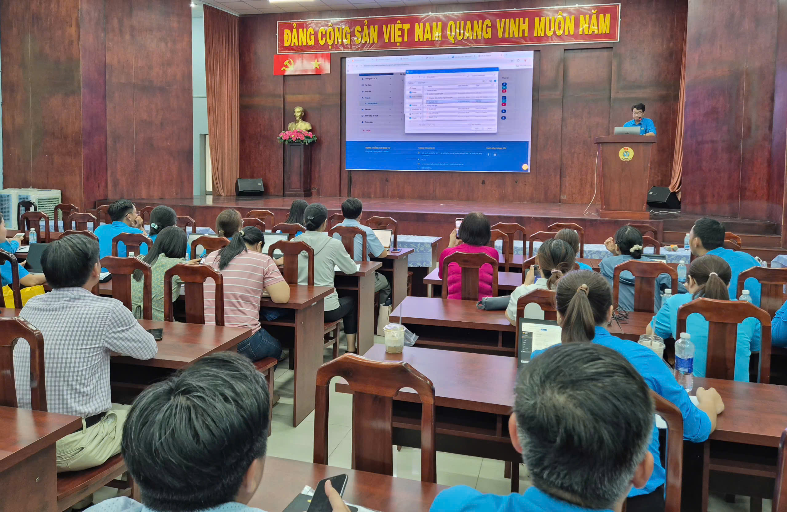 Triển khai ứng dụng điều hành Công đoàn TPHCM đến Công đoàn phường, xã, cơ sở - Ảnh 2.