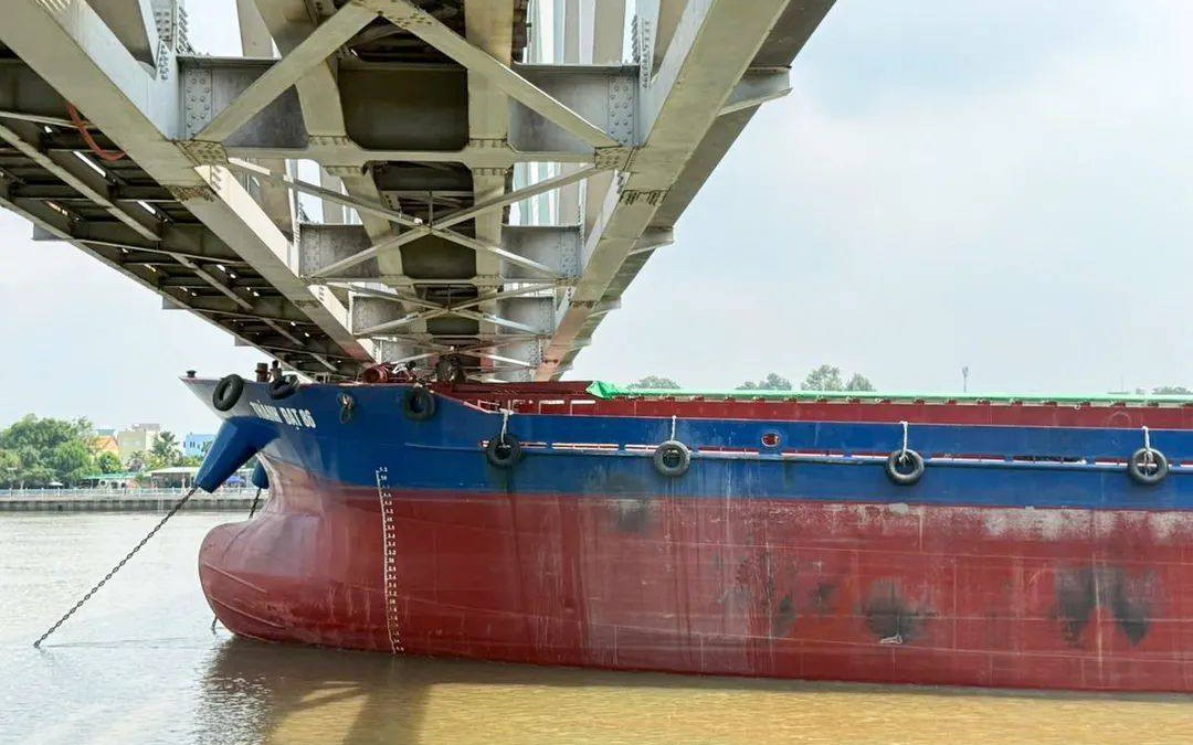 Hé lộ nguyên nhân vụ sà lan va cầu Ghềnh khiến đường sắt Bắc - Nam gián đoạn