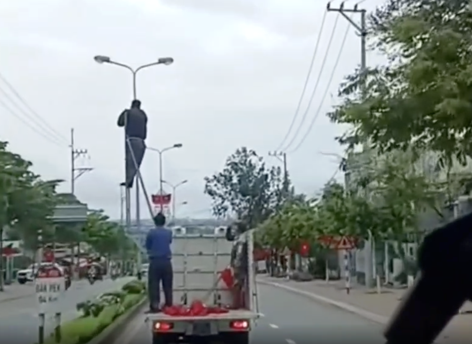 Xe biển xanh chở người làm xiếc trên quốc lộ gây xôn xao cộng đồng mạng - Ảnh 1.