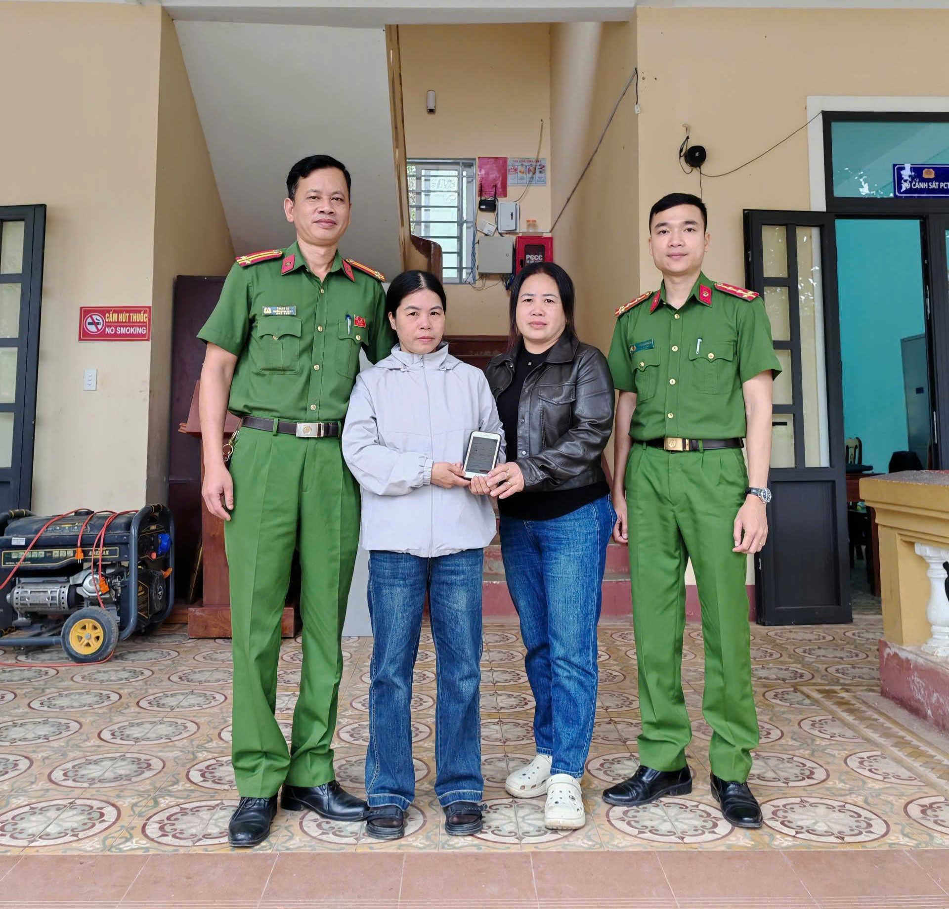 Nhận được số tiền rất lớn chuyển nhầm vào tài khoản, người phụ nữ lập tức trình báo - Ảnh 1.