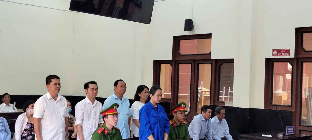 Nhiều cựu cán bộ Đồng Tháp hầu tòa vì tham ô tài sản lớn - Ảnh 4.