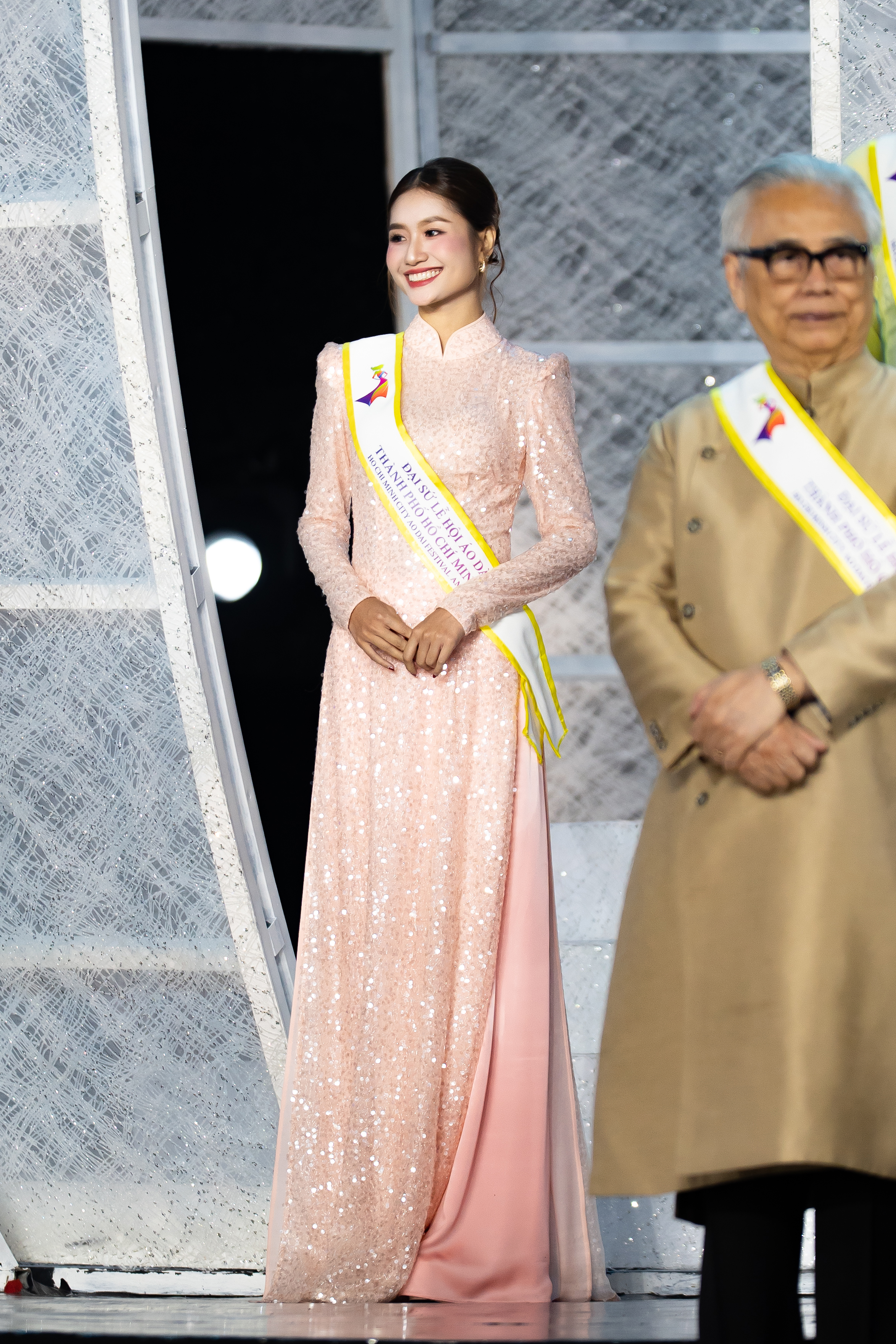 Mặc áo dài đẹp như Nguyễn Thanh Hà - Ảnh 13.