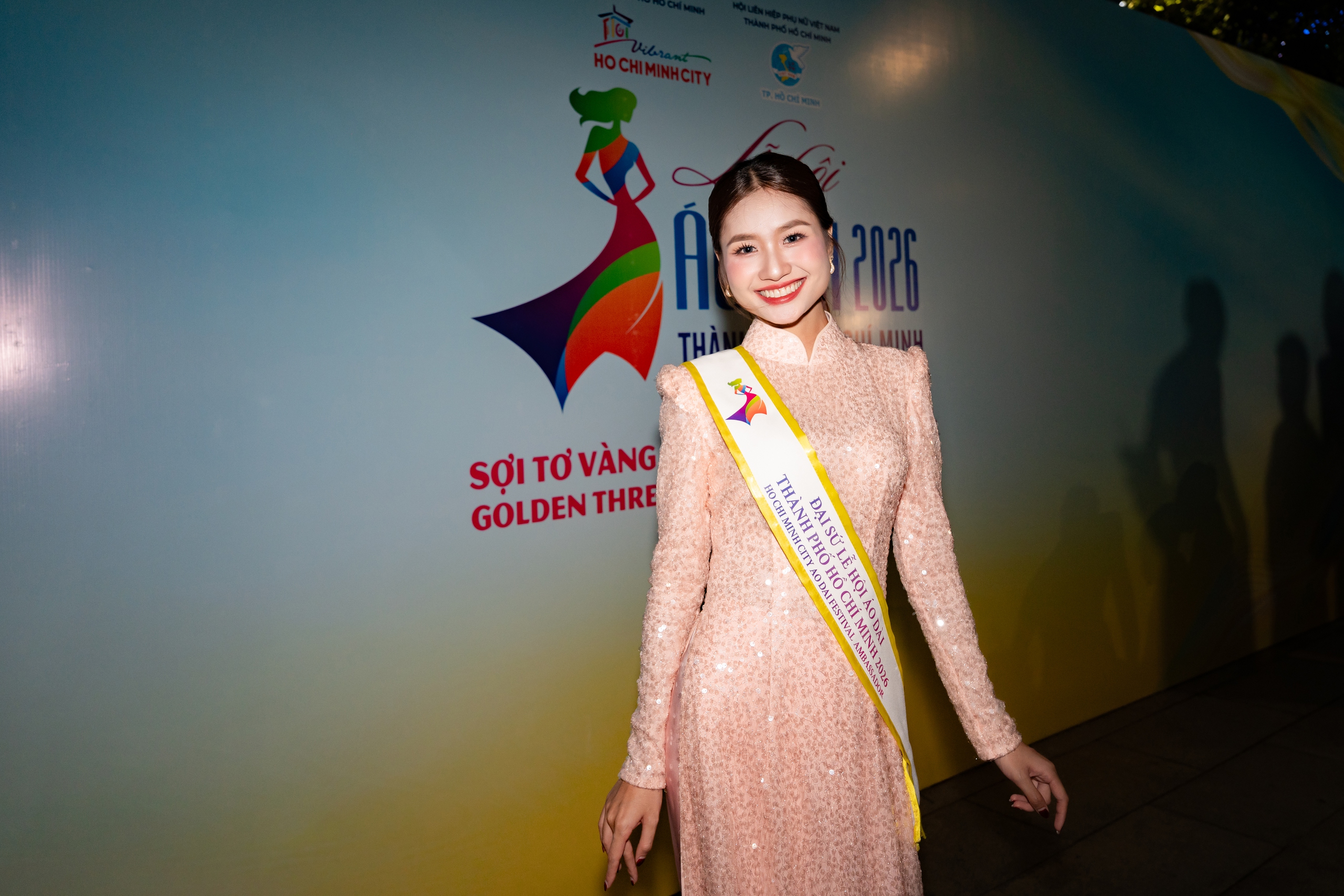 Mặc áo dài đẹp như Nguyễn Thanh Hà - Ảnh 9.