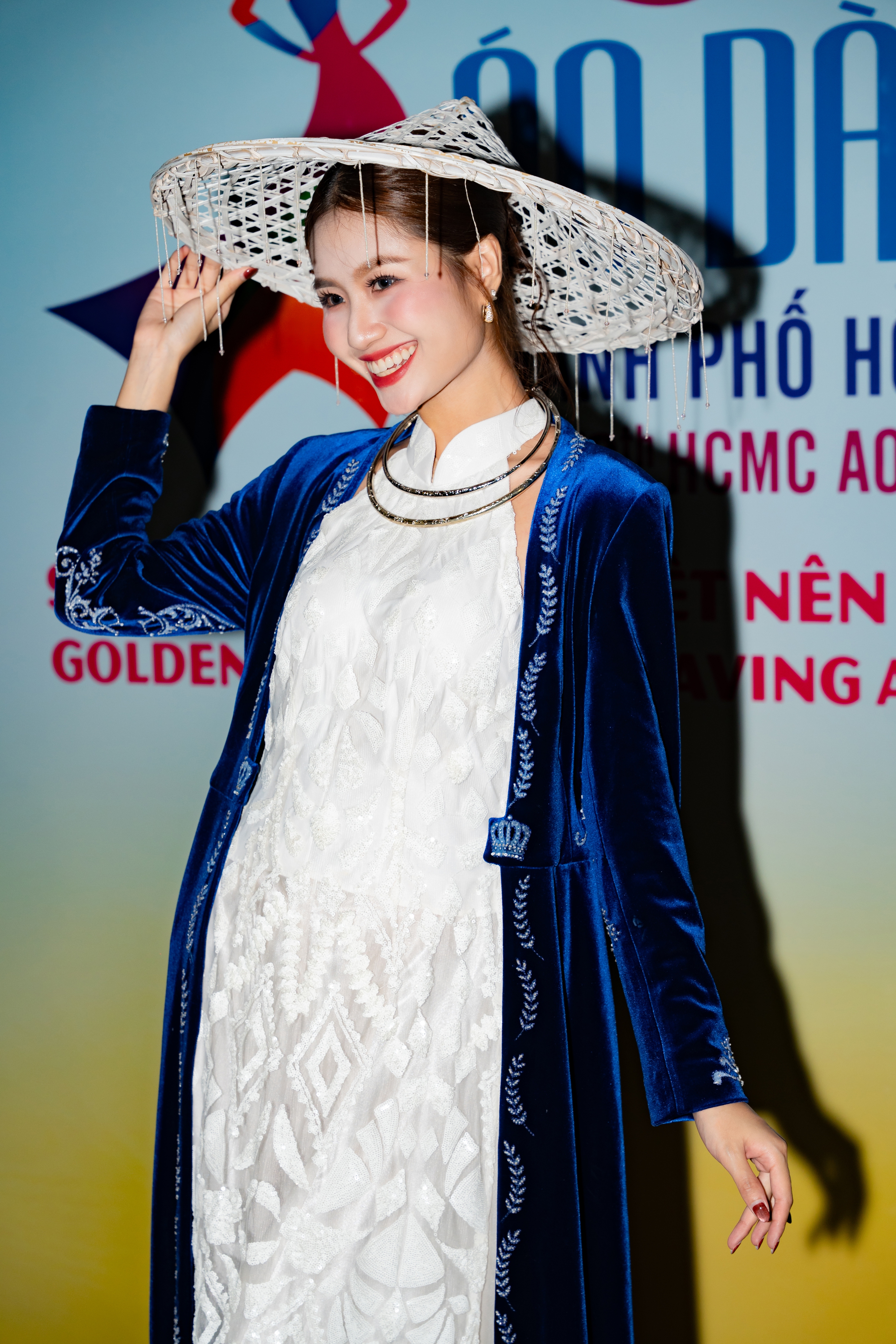 Mặc áo dài đẹp như Nguyễn Thanh Hà - Ảnh 5.