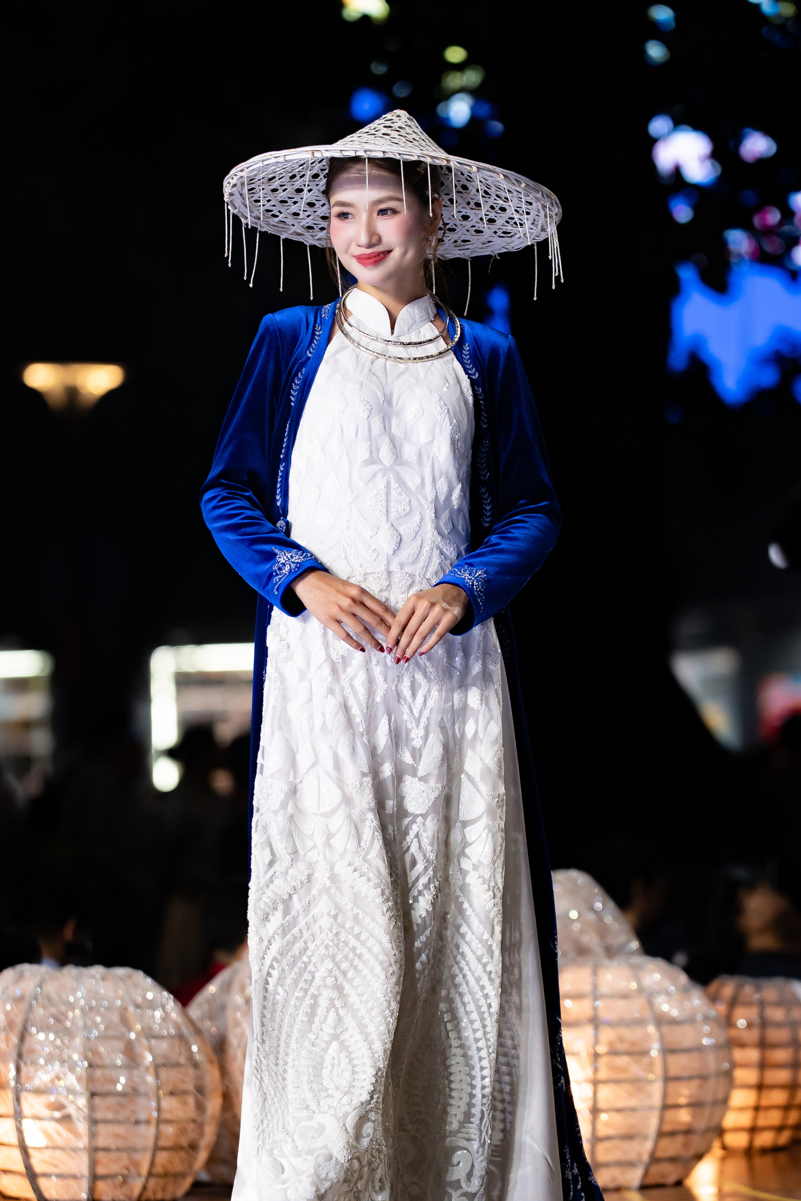 Mặc áo dài đẹp như Nguyễn Thanh Hà - Ảnh 6.