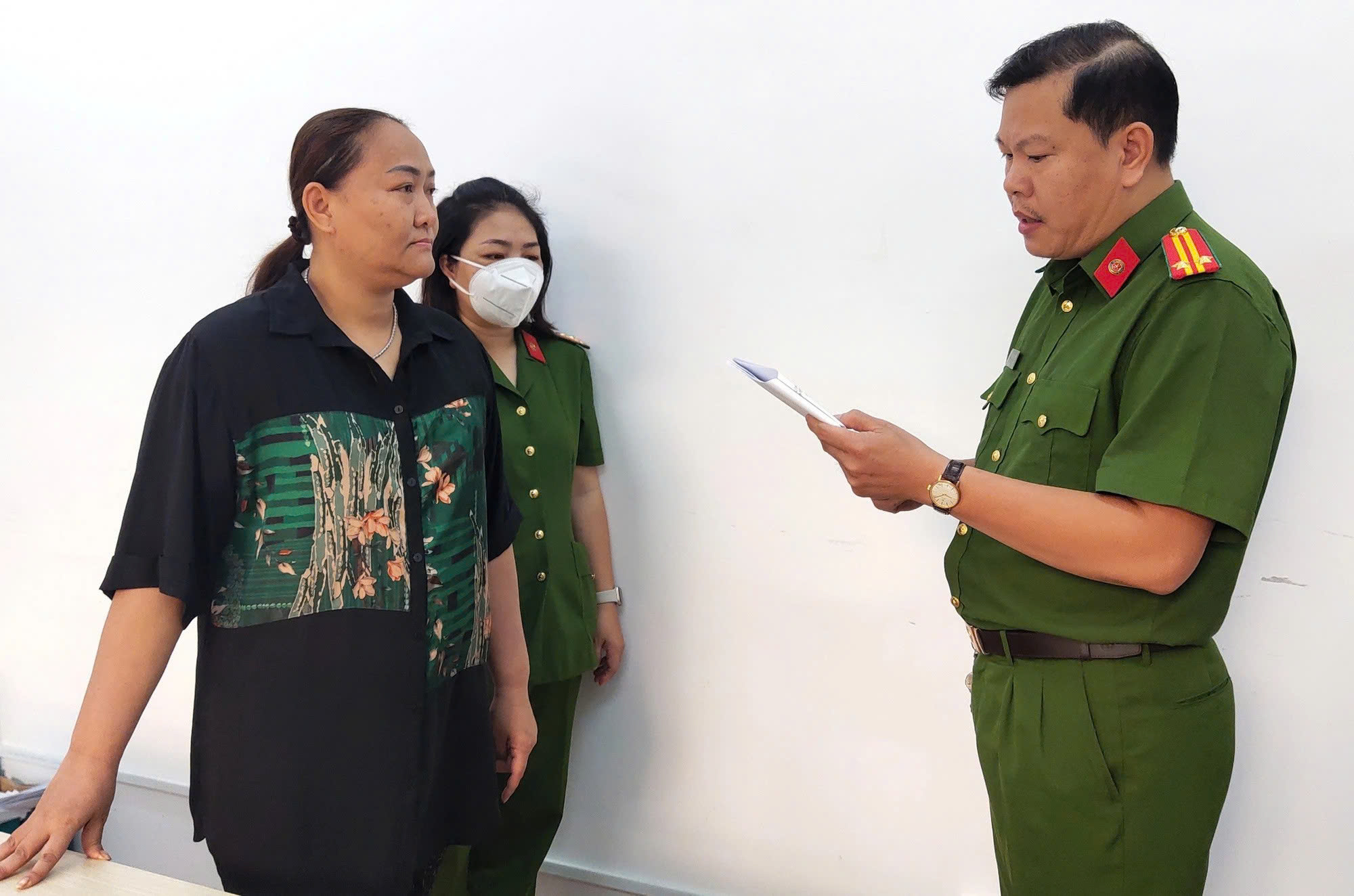 Người đàn bà thao túng chục "đệ tử" rút ruột sông Đồng Nai là ai? - Ảnh 2.