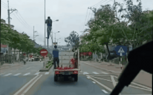 Tài xế xe biển số xanh chở người làm xiếc trên quốc lộ bị Xử lý nghiêm - Ảnh 2.