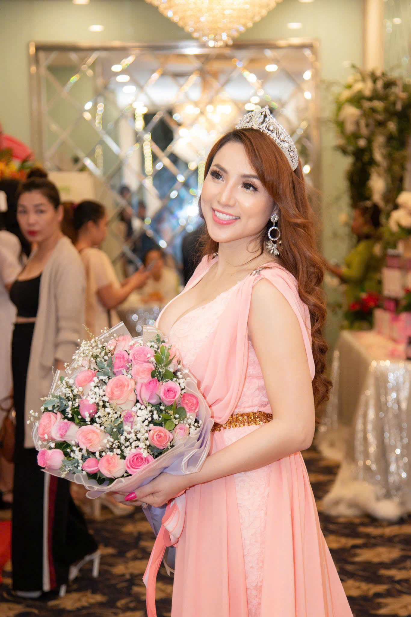 Hoa hậu Jenny Tuyến diện v&aacute;y hoa khoe vẻ đẹp ngọt ng&agrave;o - Ảnh 1.
