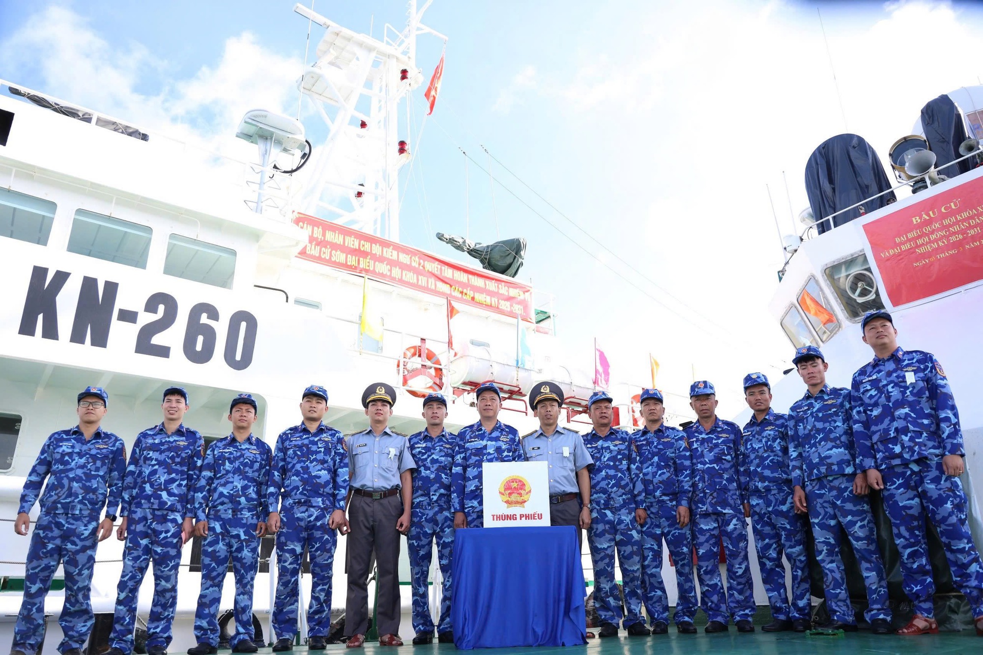 T&agrave;u KN - 260 ho&agrave;n th&agrave;nh nhiệm vụ bầu cử sớm cho cử tri tr&ecirc;n biển 2026 - Ảnh 1.