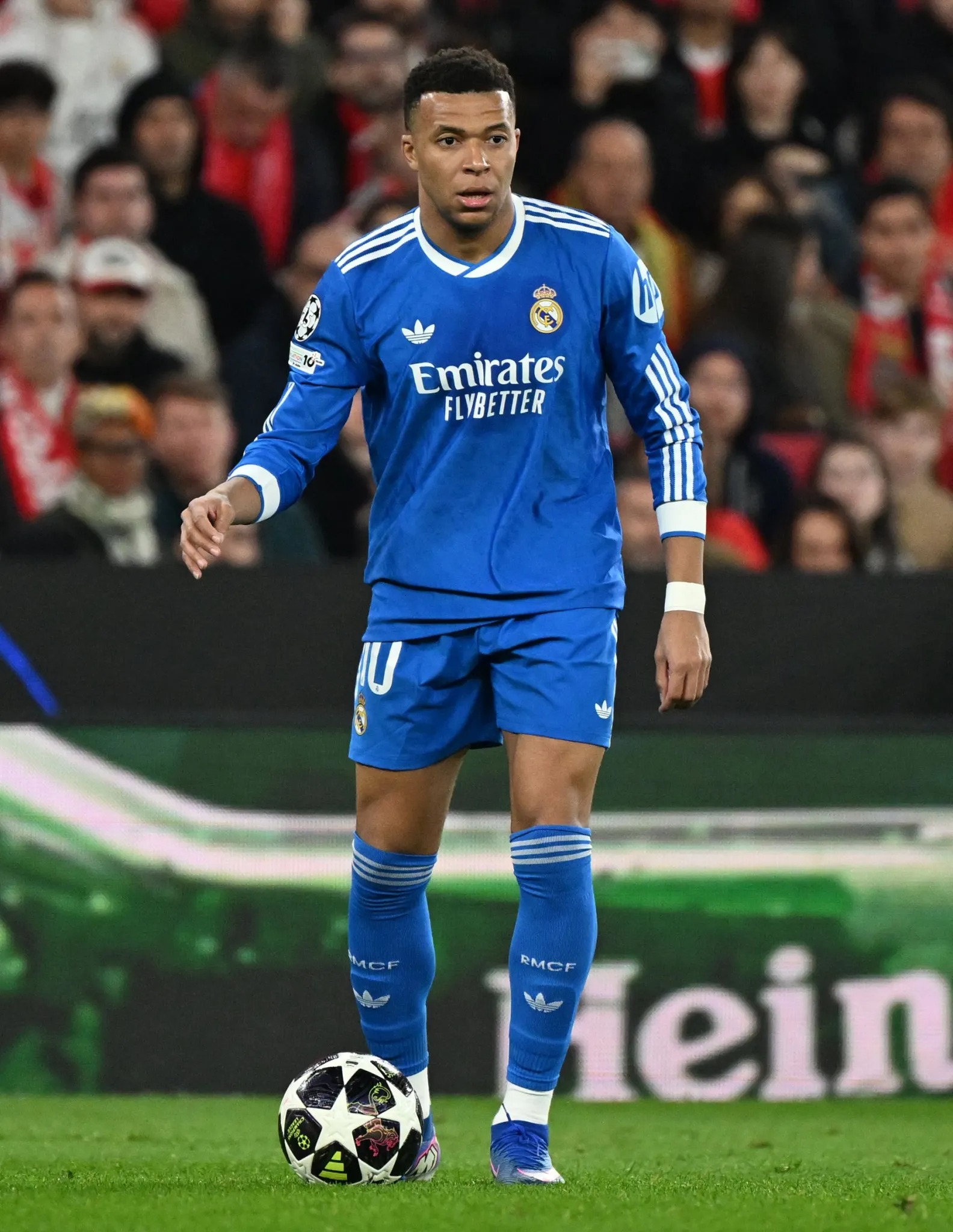 Mbappe lái xe hơi “rẻ tiền” trên phố Paris - Ảnh 1.