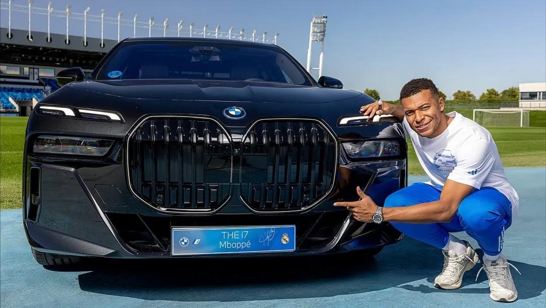 Mbappe lái xe hơi “rẻ tiền” trên phố Paris - Ảnh 3.
