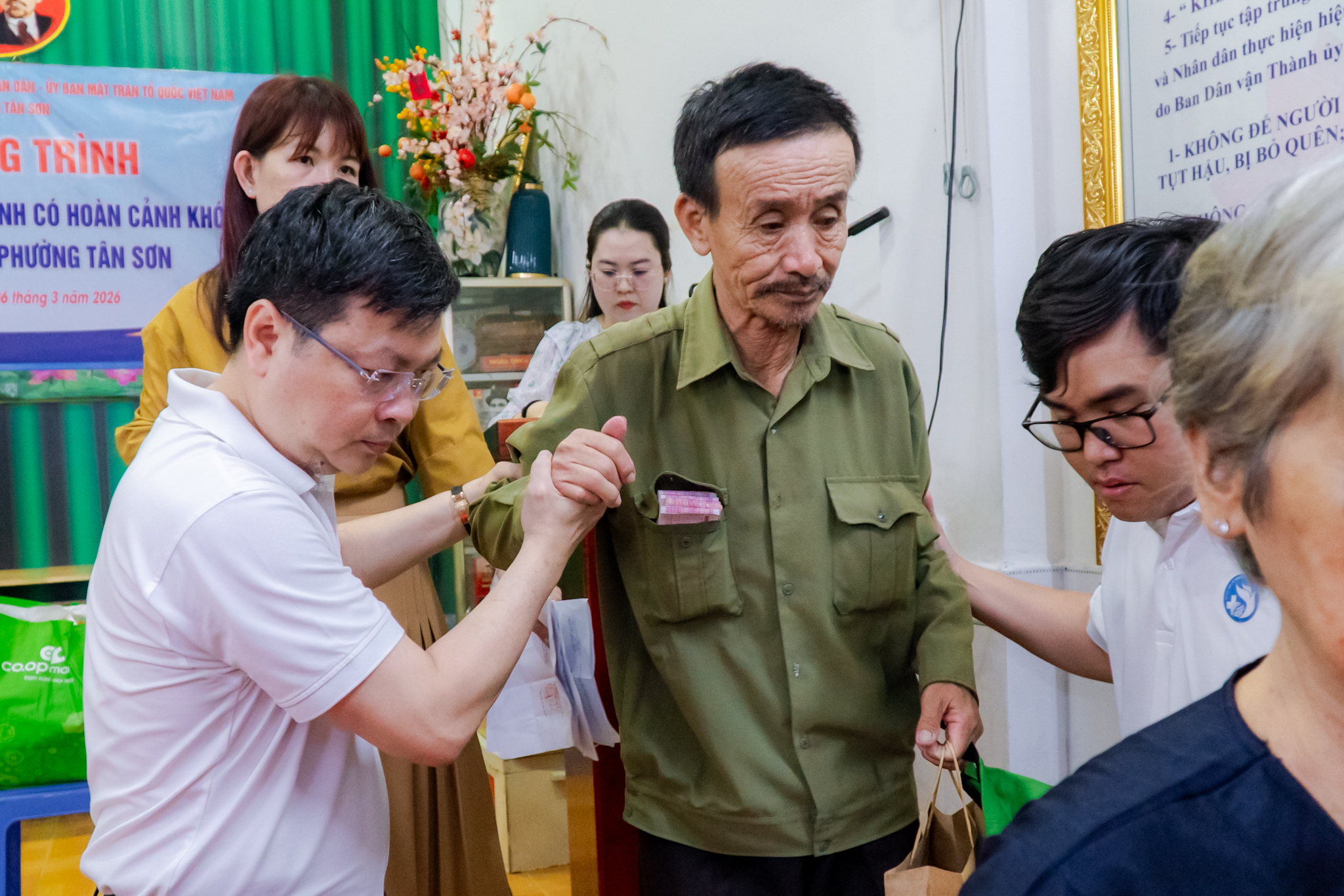 VIDEO: Những phần quà ấm áp của Saigon Co.op trao gửi người dân khó khăn - Ảnh 3.