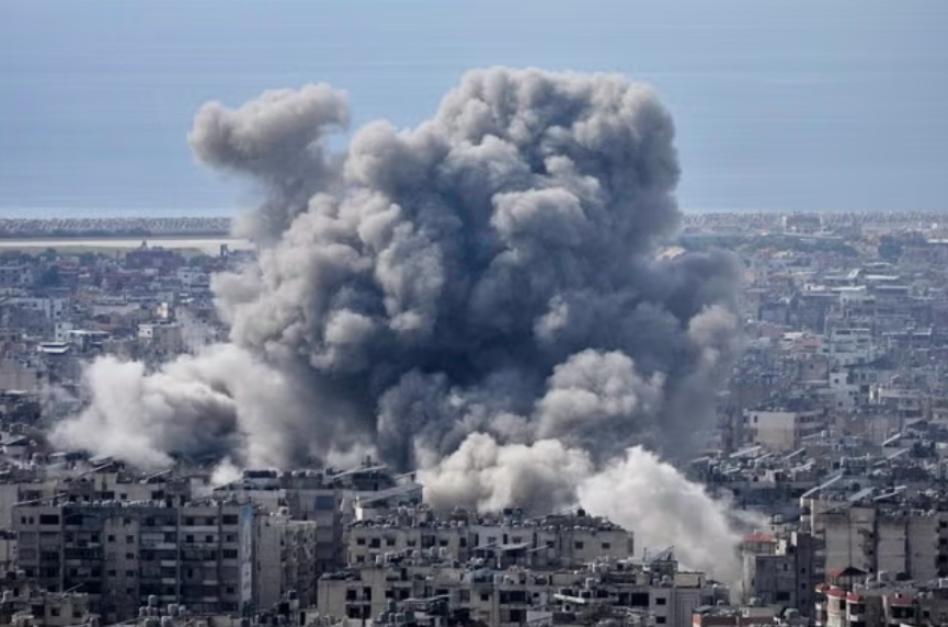 Tiêm kích Israel san phẳng "siêu hầm ngầm" ở Iran, Mỹ dọa tung đòn sấm sét - Ảnh 1.