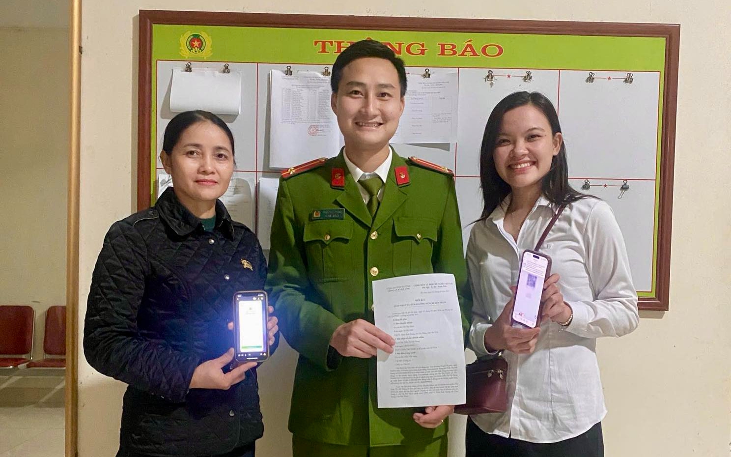 Bất ngờ nhận 1,3 tỉ đồng, người phụ nữ nhờ công an tìm người trả lại