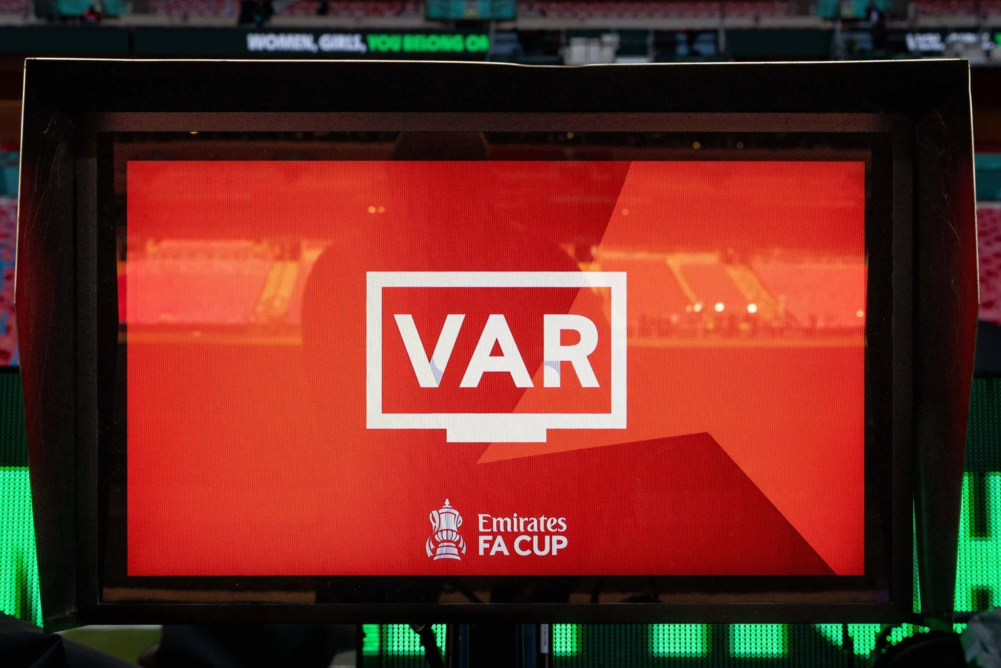 CĐV phẫn nộ vì VAR được áp dụng giữa chừng ở FA Cup - Ảnh 1.