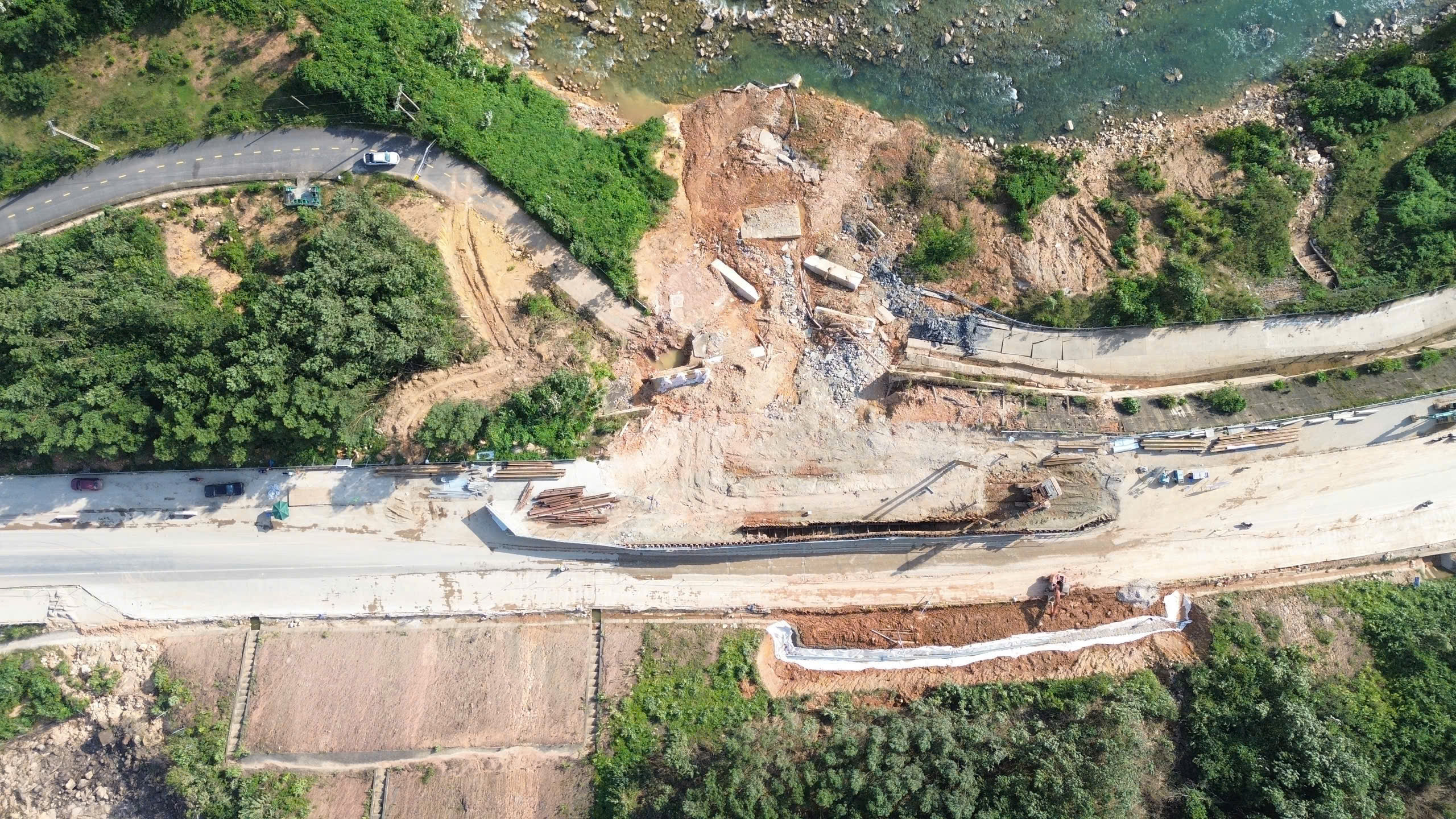 Sạt trượt cao tốc La Sơn – hòa Liên có thể ảnh hưởng tiến độ đến cuối 2026 - Ảnh 1.