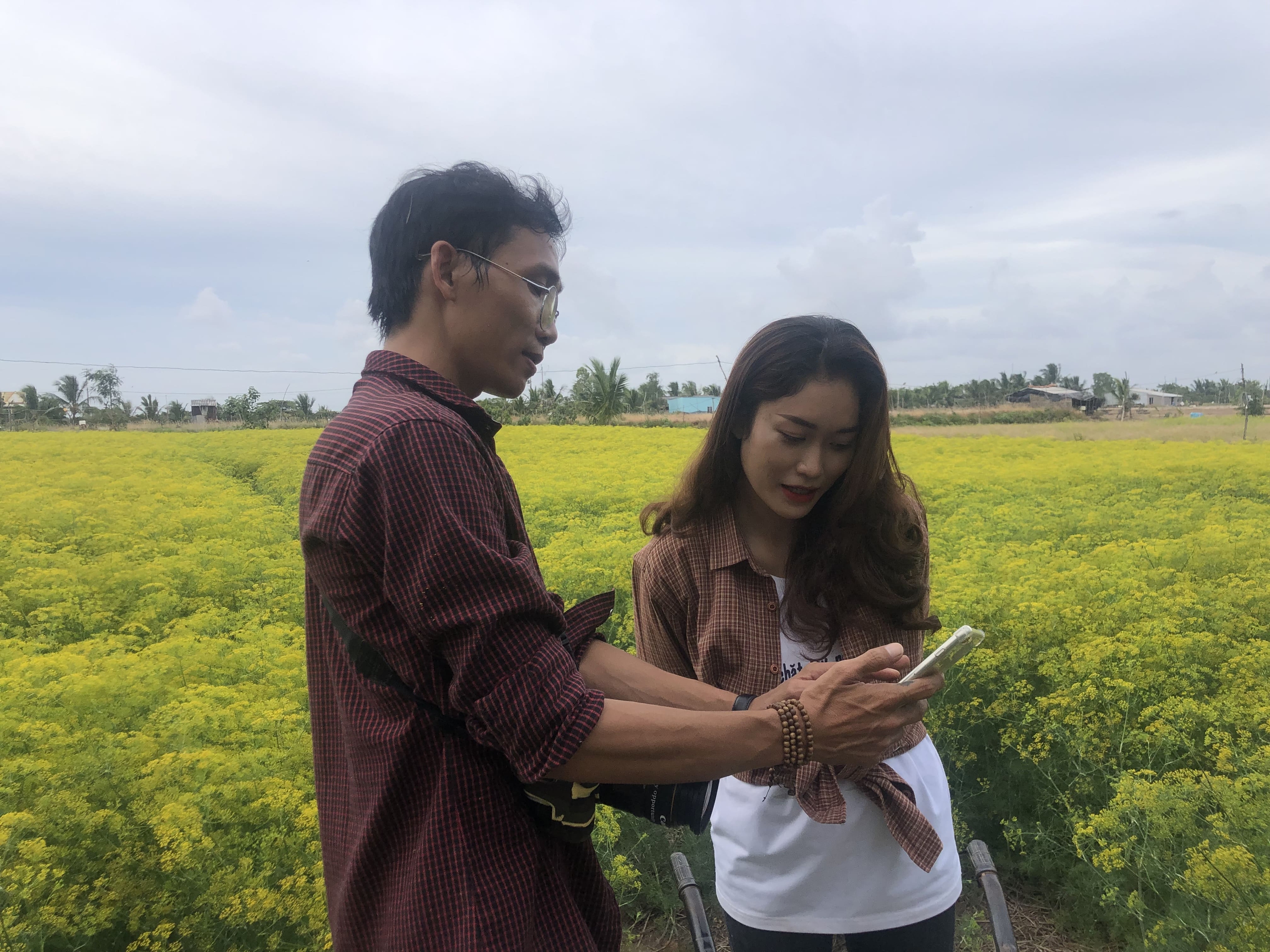VIDEO: Du khách đổ xô ngắm những cánh đồng hoa “lạ” ở Cà Mau - Ảnh 19.