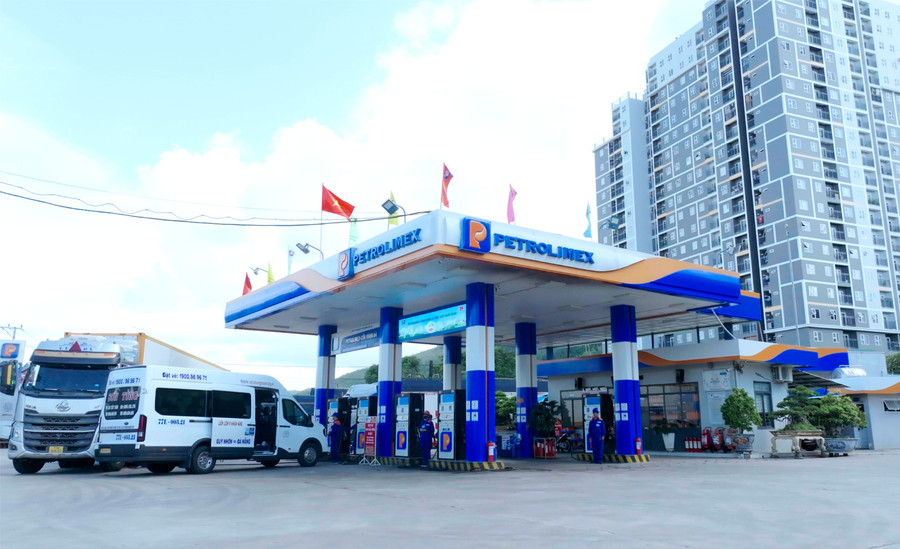 Sản lượng bán tăng đột biến, Petrolimex Gia Lai dừng bán xăng dầu qua can, phuy - Ảnh 1.