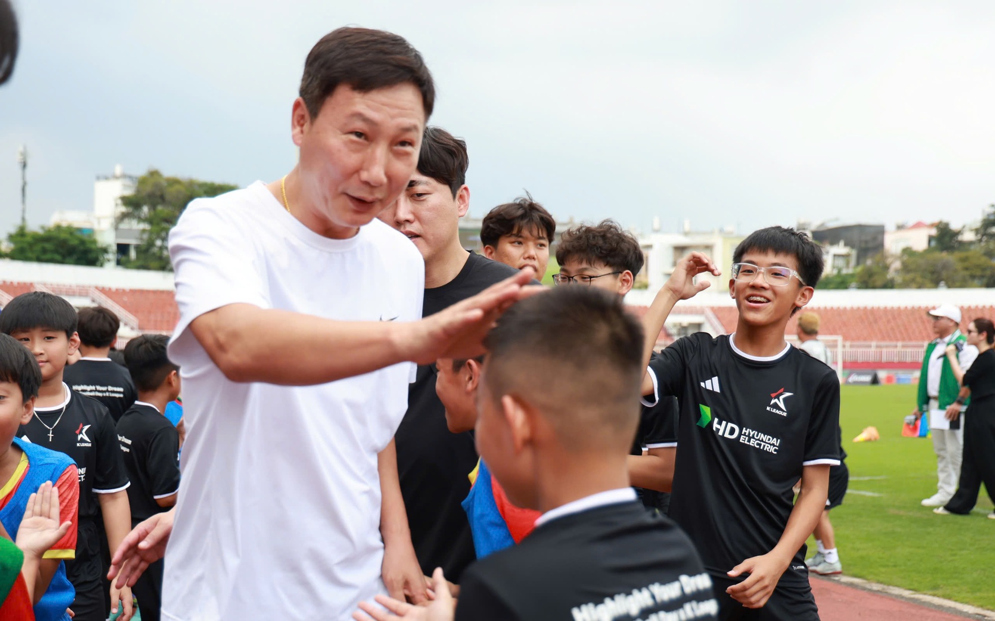 HLV Kim Sang-sik giao lưu, rèn luyện cho hơn trăm cầu thủ nhí TP HCM
