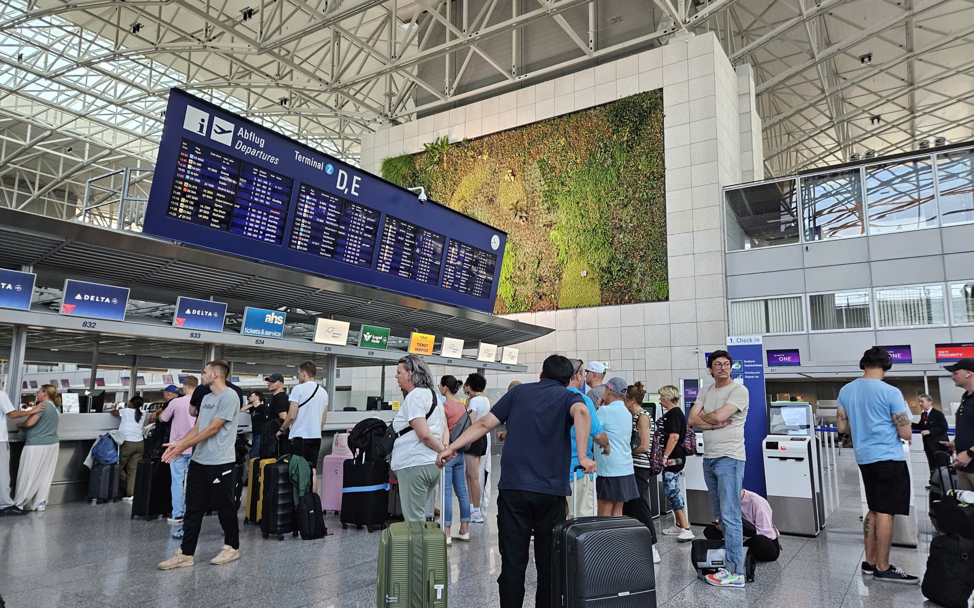 Giá vé máy bay đi châu Âu khan hiếm và lên cả trăm triệu, nhiều người “đứng ngồi không yên"