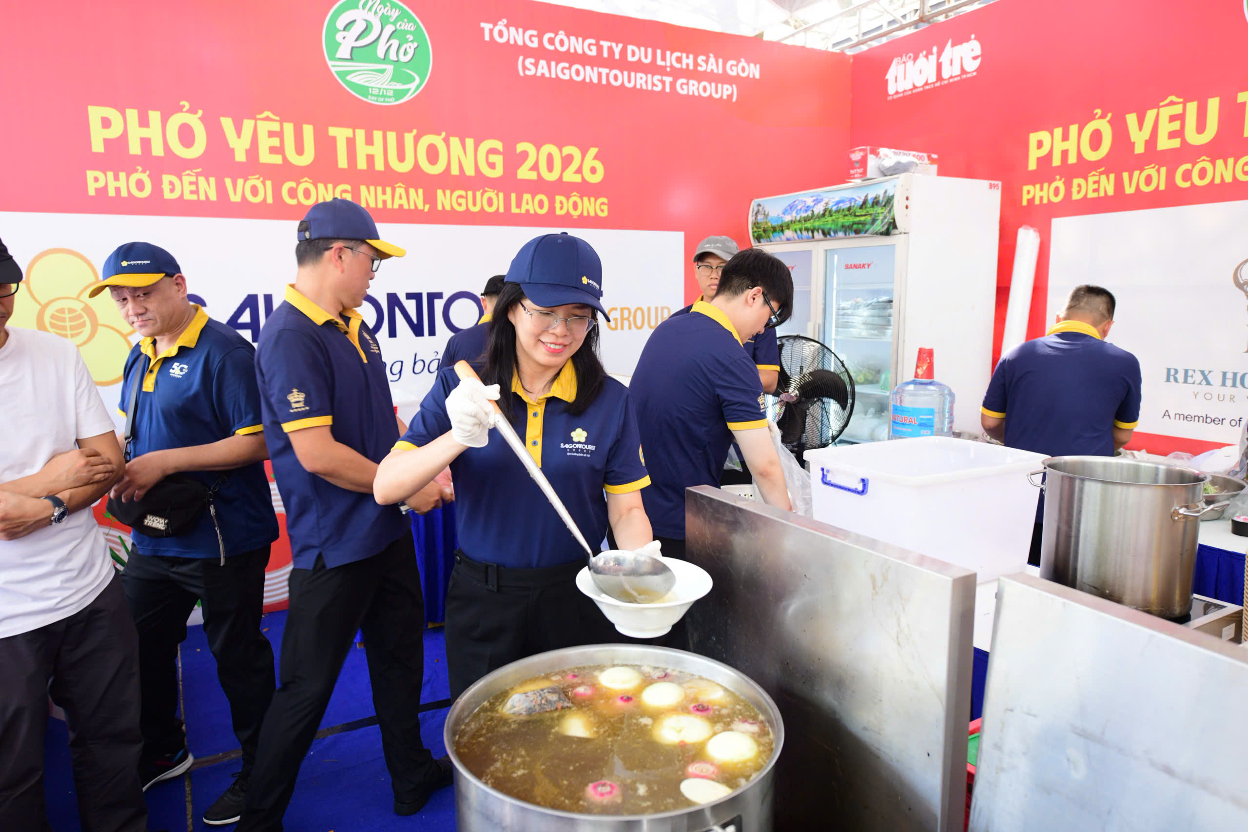 Sự kiện phở y&ecirc;u thương 2026 phục vụ 12 . 000 Suất phở miễn ph&iacute; cho c&ocirc;ng nh&acirc;n v&agrave; học sinh TPHCM - Ảnh 2.