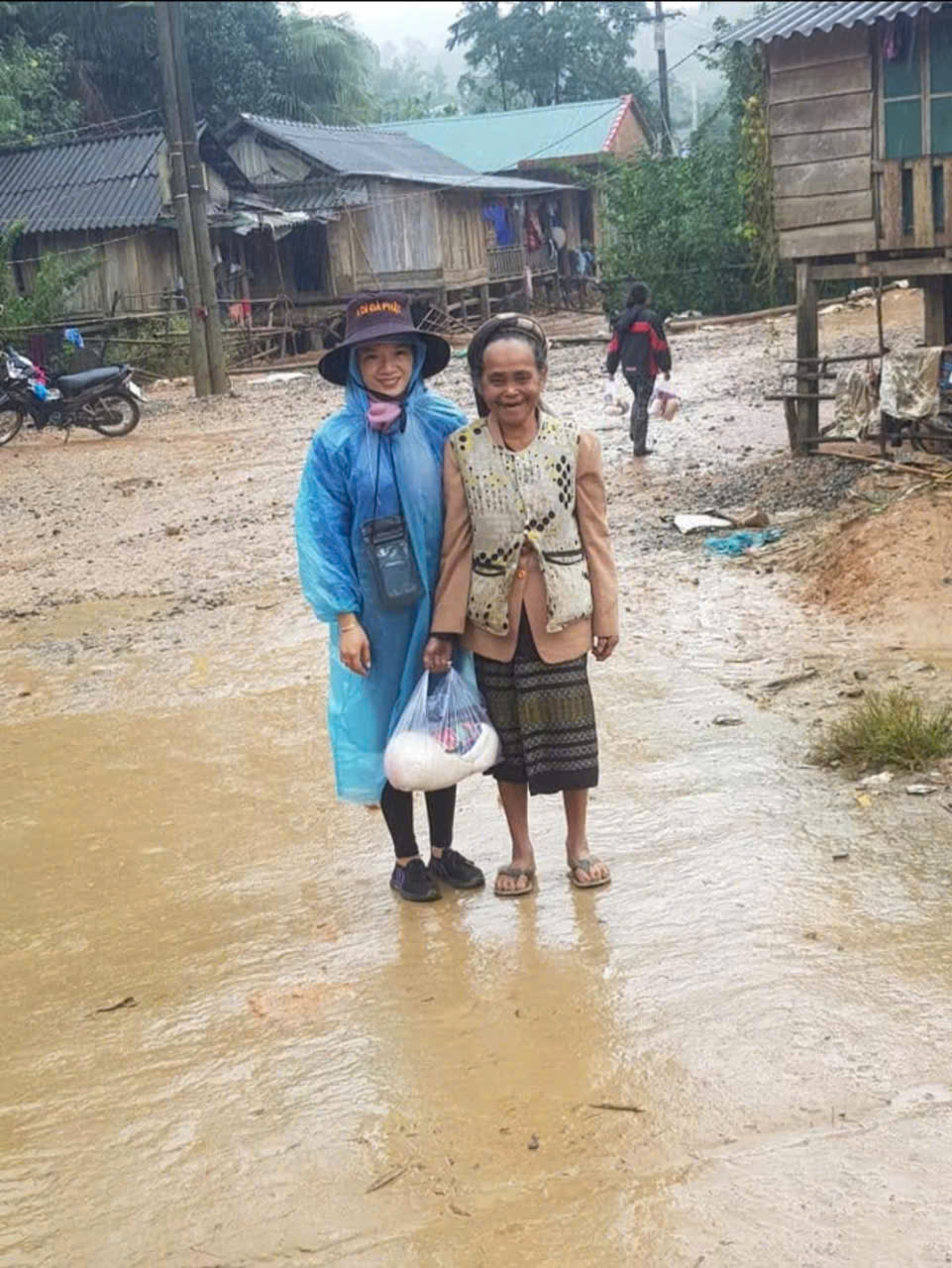 Bài dự thi cuộc thi viết "Lòng tốt quanh ta": Ngọn lửa ấm nơi vùng biên - Ảnh 2.