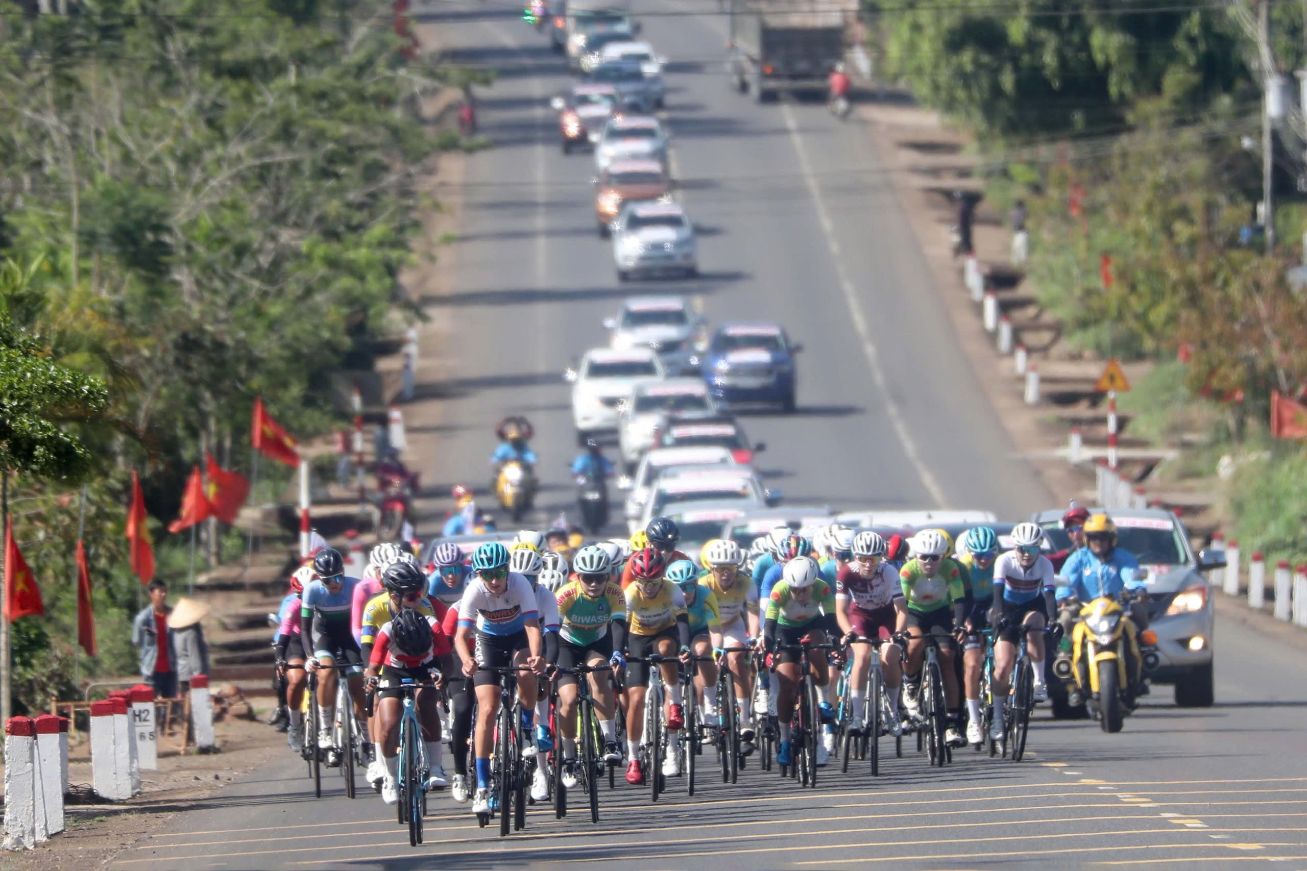 &Aacute;o v&agrave;ng đổi chủ sau m&agrave;n chinh phục đ&egrave;o Prenn tại chặng 4 Biwase Tour of Vietnam 2026   - Ảnh 3.