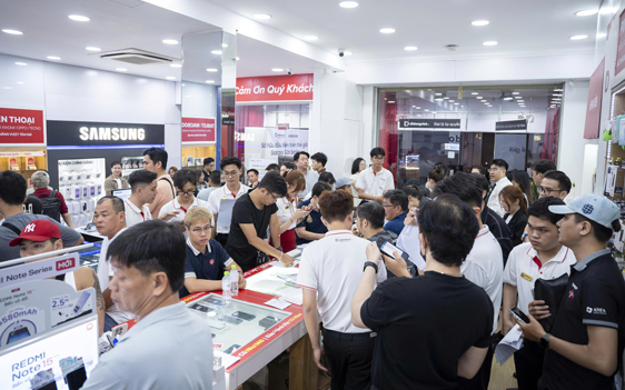 Sôi động thị trường smartphone cao cấp