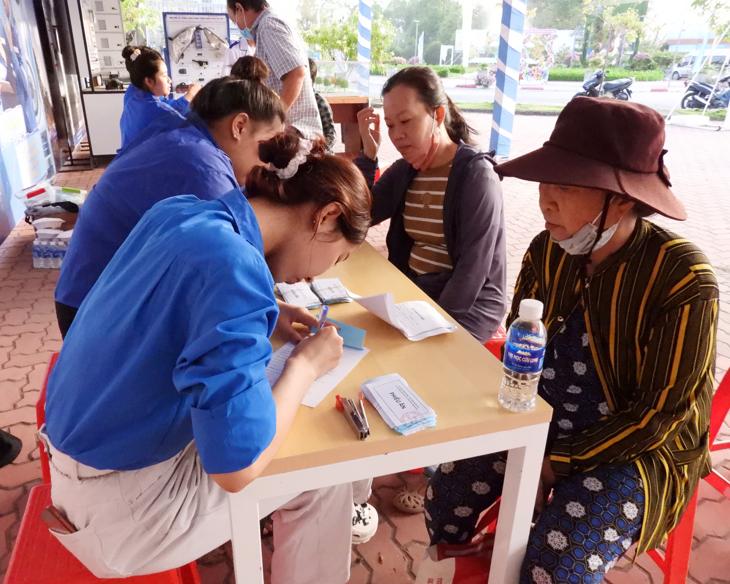 Gần 4.000 người dân ở miền Tây được khám bệnh và cấp thuốc miễn phí - Ảnh 2.