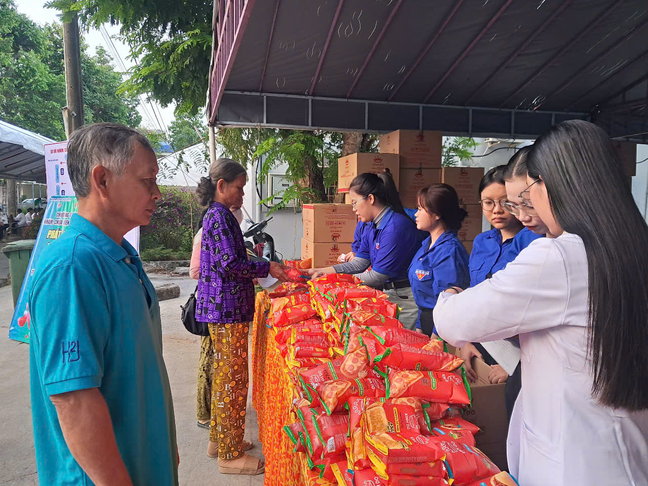 Gần 4.000 người dân ở miền Tây được khám bệnh và cấp thuốc miễn phí - Ảnh 15.