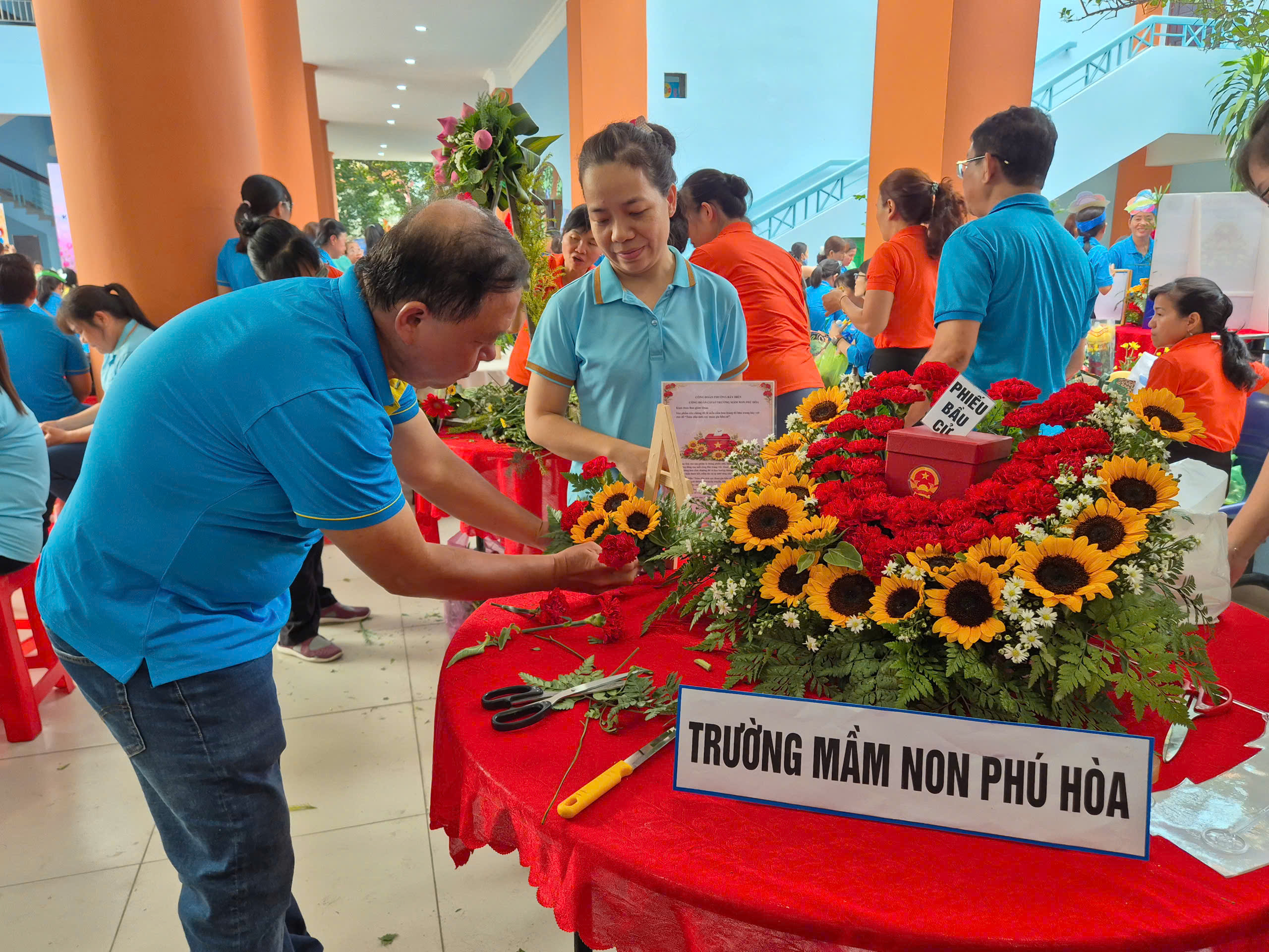 Nhiều hoạt động chăm lo ý nghĩa cho lao động nữ dịp 8-3 - Ảnh 5.