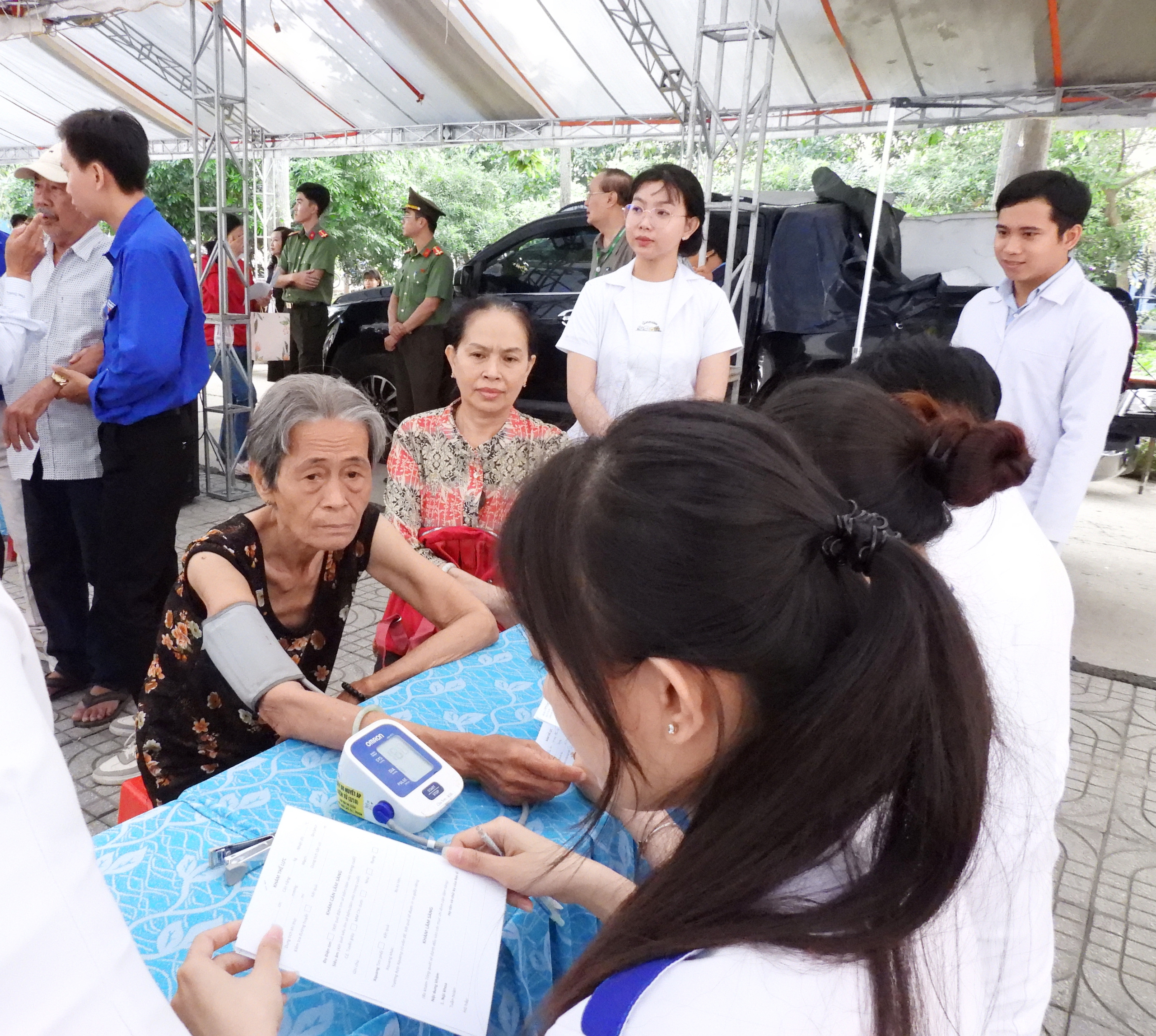 Gần 4.000 người dân ở miền Tây được khám bệnh và cấp thuốc miễn phí - Ảnh 4.