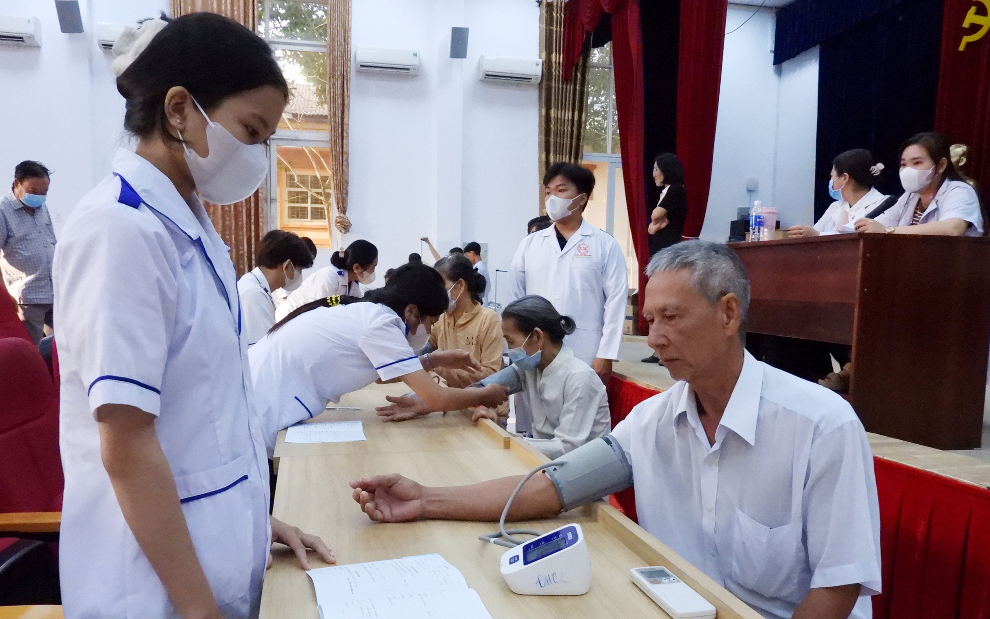 Gần 4.000 người dân ở miền Tây được khám bệnh và cấp thuốc miễn phí trong ngày 8-3 