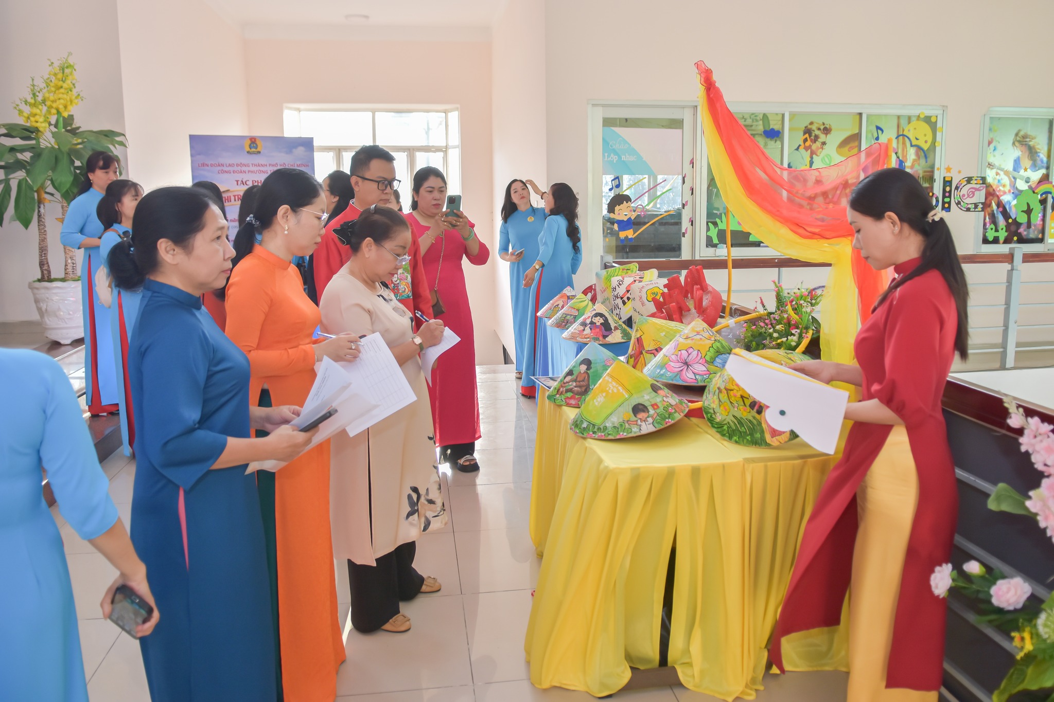Nhiều hoạt động chăm lo ý nghĩa cho lao động nữ dịp 8-3 - Ảnh 10.