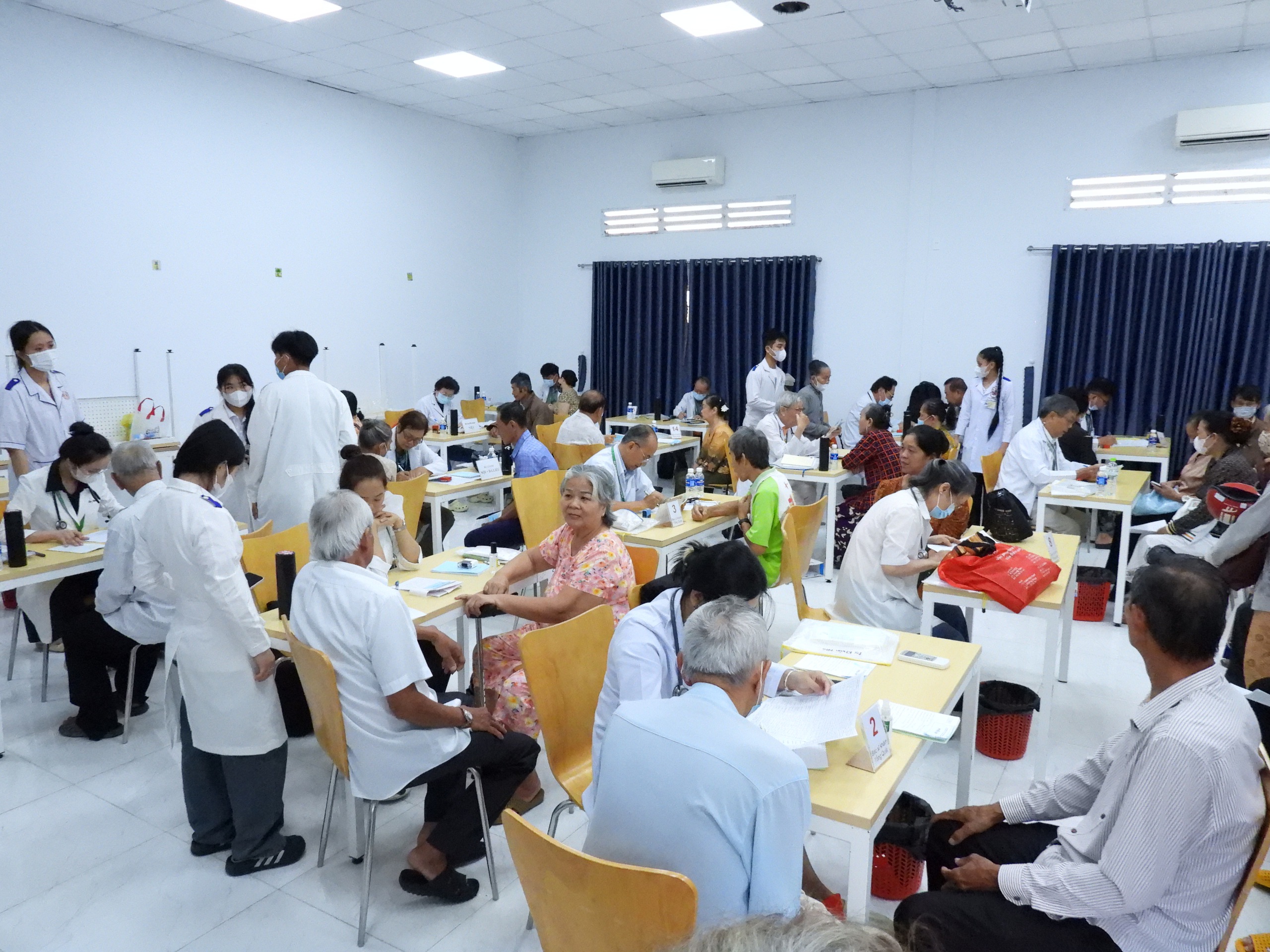 Gần 4.000 người dân ở miền Tây được khám bệnh và cấp thuốc miễn phí - Ảnh 5.