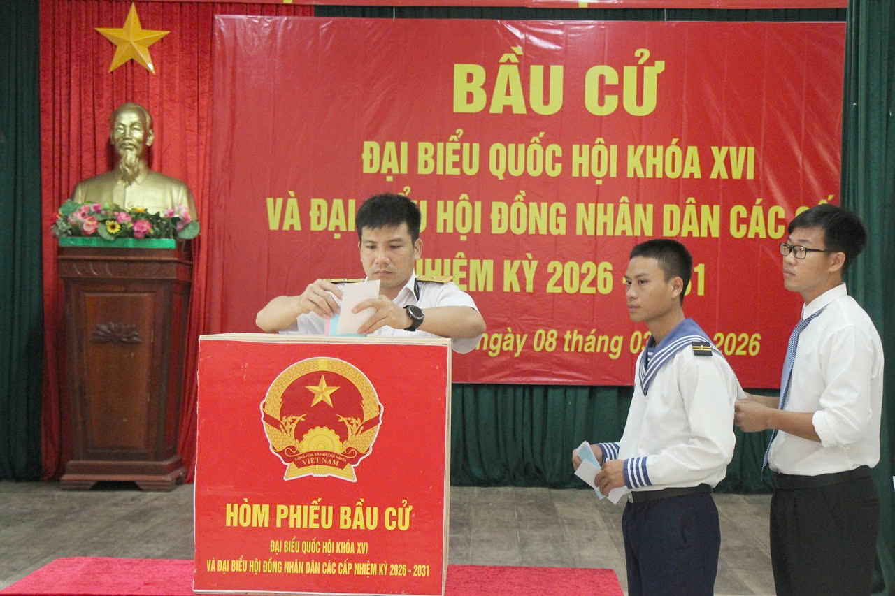 Cử tri n&ocirc; nức bầu cử sớm - Ảnh 1.