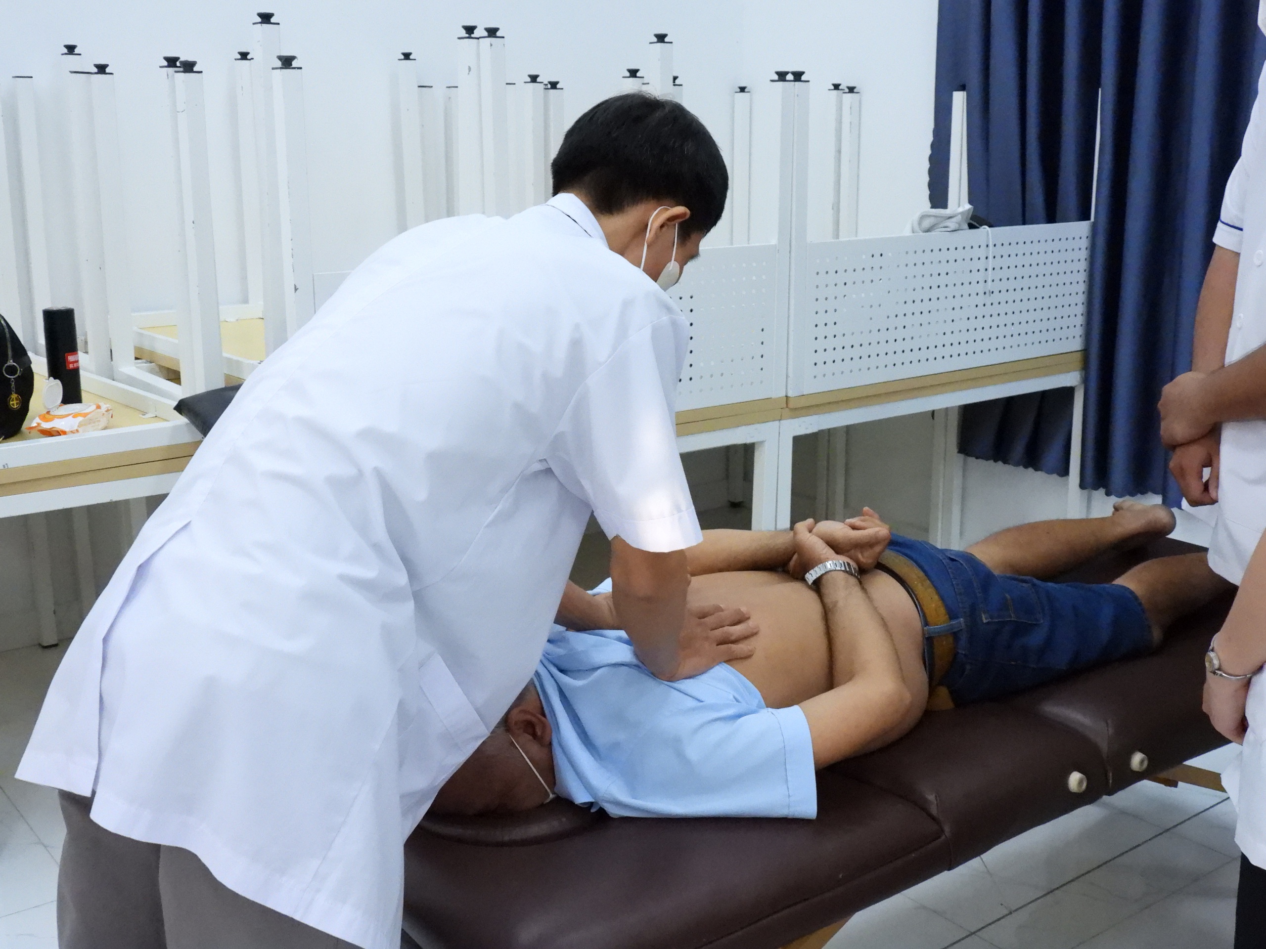 Gần 4.000 người dân ở miền Tây được khám bệnh và cấp thuốc miễn phí - Ảnh 8.