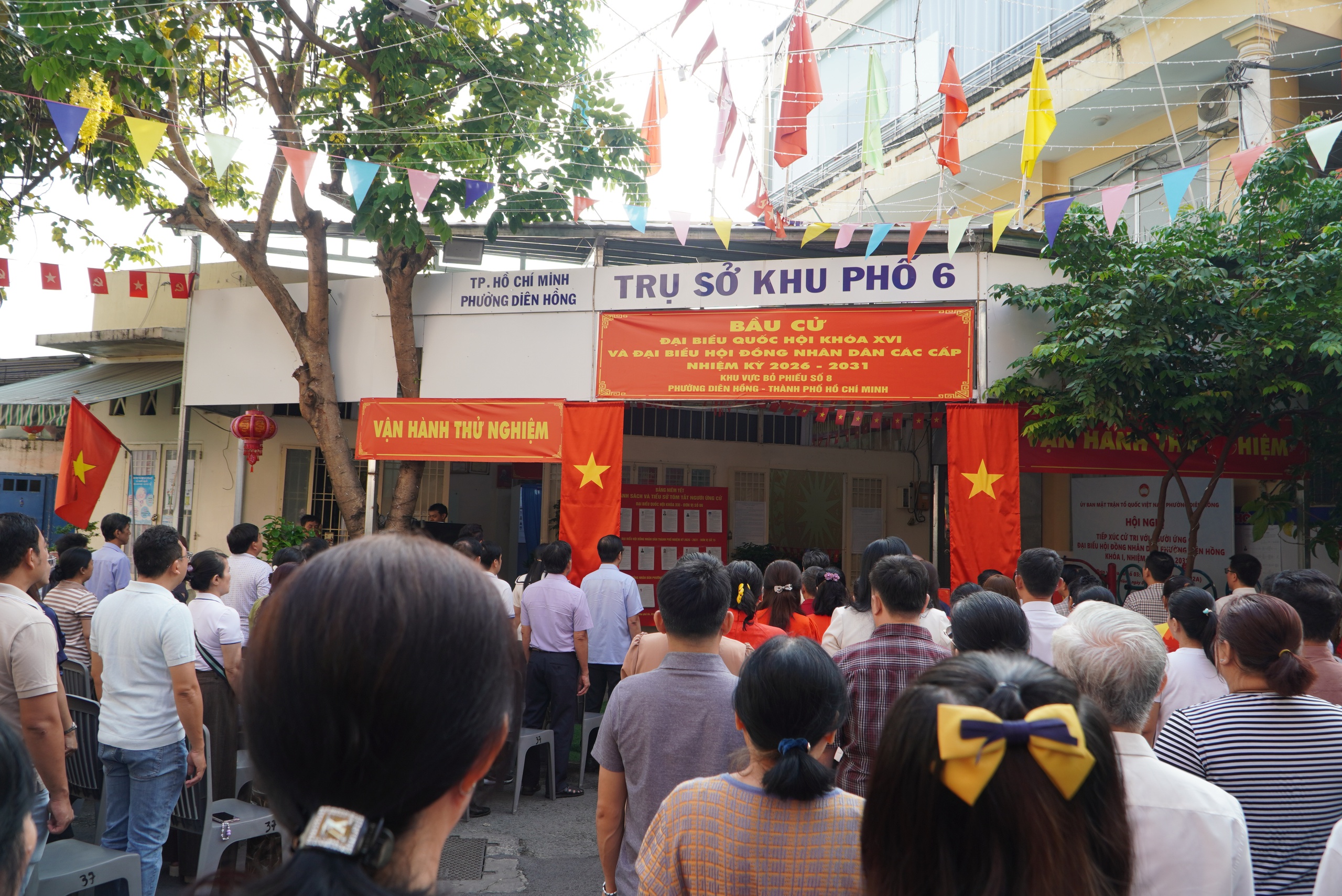 Cử tri n&ocirc; nức bầu cử sớm - Ảnh 3.