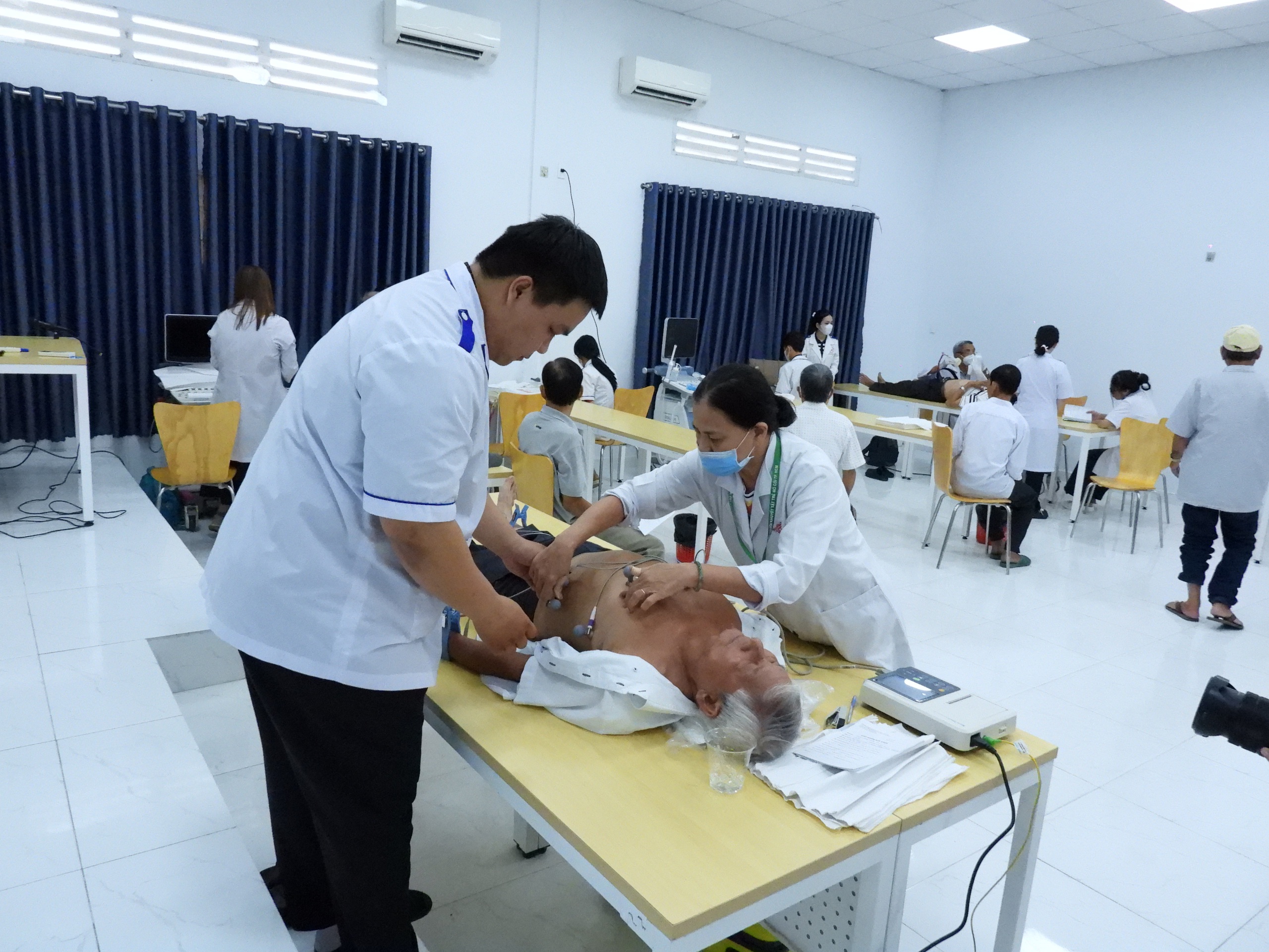 Gần 4.000 người dân ở miền Tây được khám bệnh và cấp thuốc miễn phí - Ảnh 11.